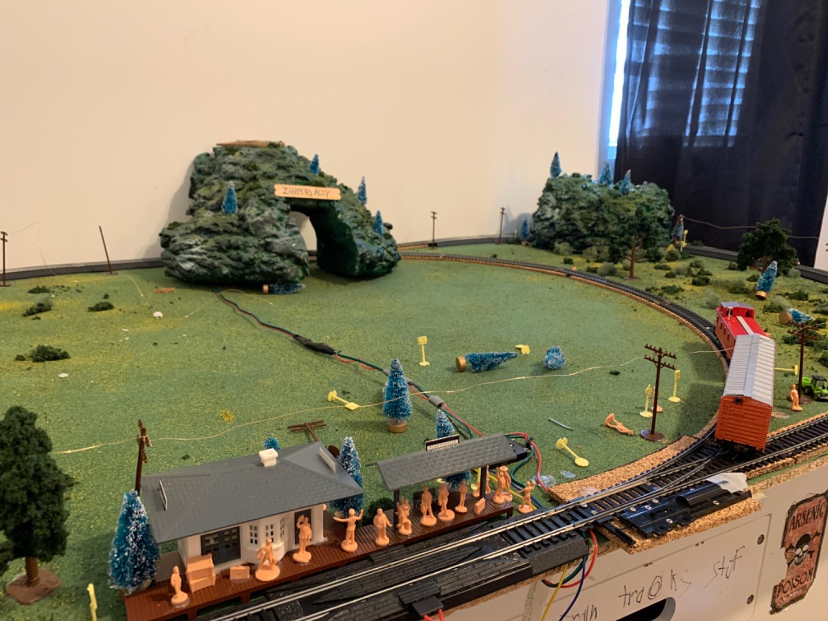 Bachmann Trains Chattanooga Ready to Run 155 Piece Electric Train HO Scale | Complete Starter Set, Locomotive, Rolling Stock, Track, Power Pack and Speed Controller, Build Your Model Railroad, 626 customer photo 2