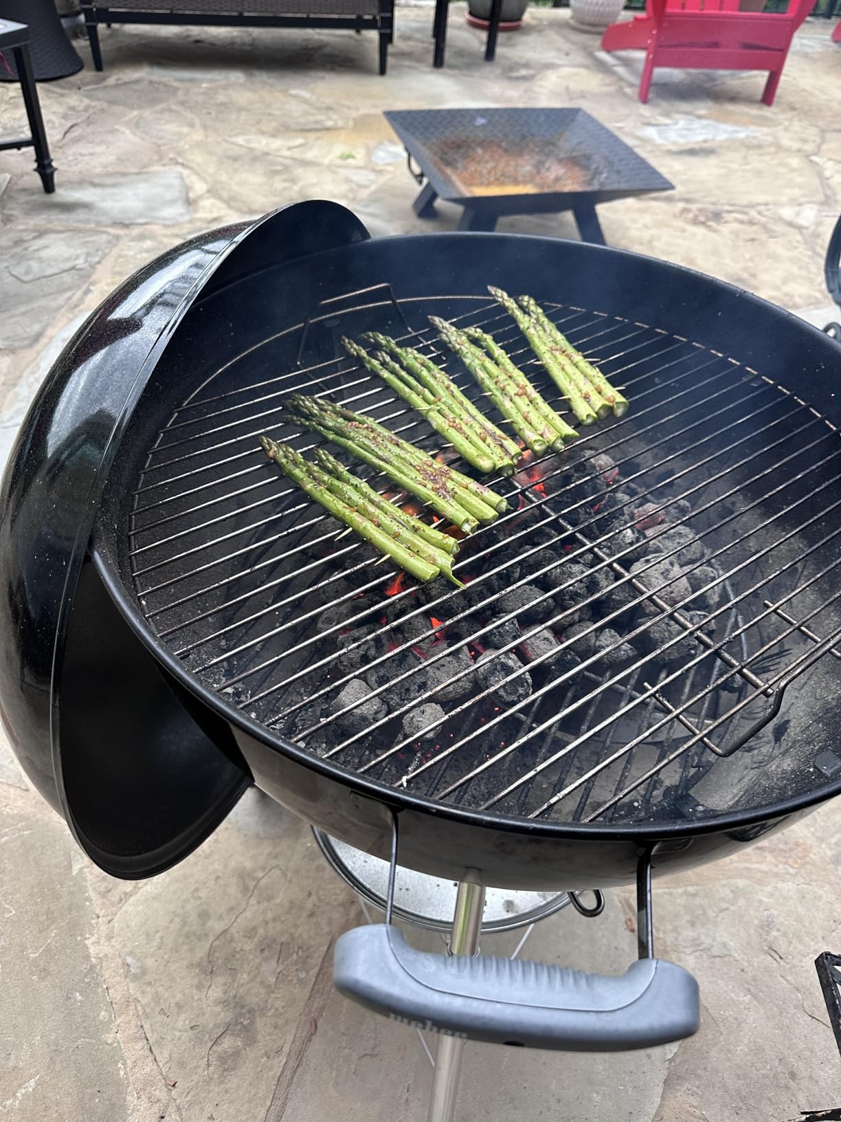 Weber Original Kettle Charcoal Grill, 22-Inch, Black customer photo 2