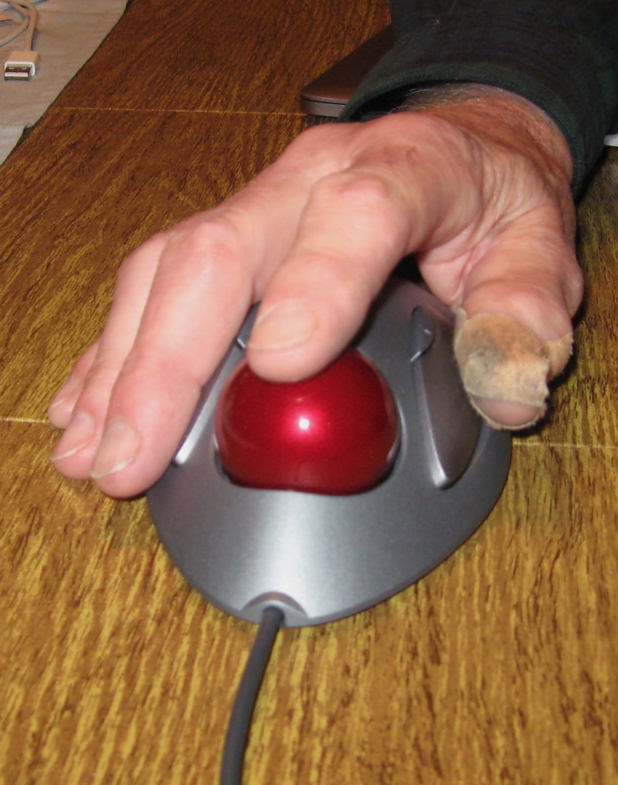 Logitech Trackman Marble Trackball Mouse - Wired USB Ergonomic Mouse for Computers, with 4 Programmable Buttons, Dark Gray customer photo 2