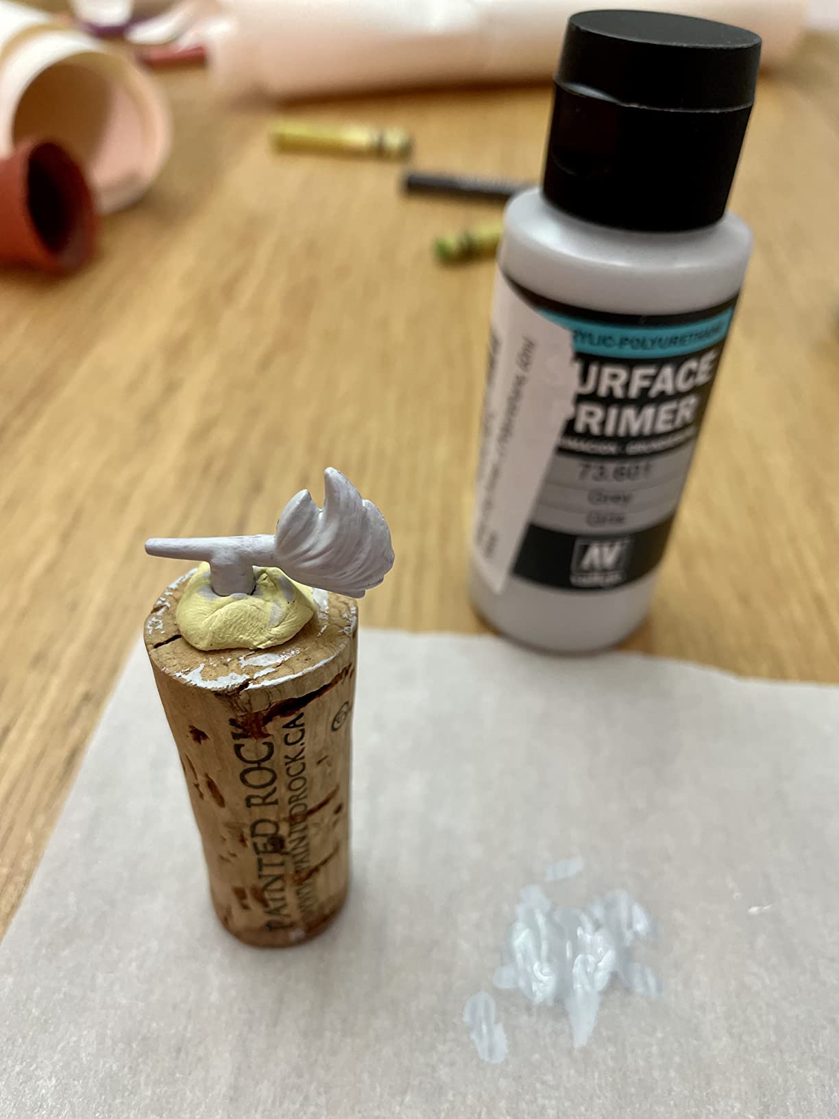 Vallejo - Surface Primer Color | Grey Acrylic Primer 200 ml (6.76 fl.oz.) | Matte Finish and Fast Drying | Perfect for Airbrushing and Great Adhesion to Figurines and Scale Models customer photo 1