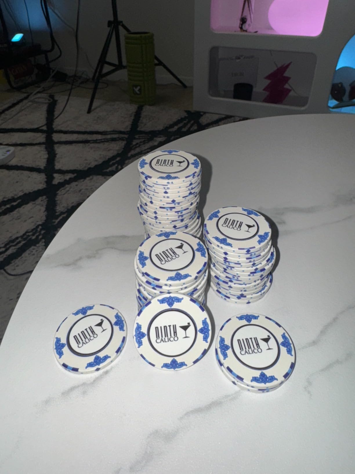 Brybelly Scroll Poker Chip Lightweight 10-gram Casino Grade Ceramic – Pack of 50 ($1 White) customer photo 1