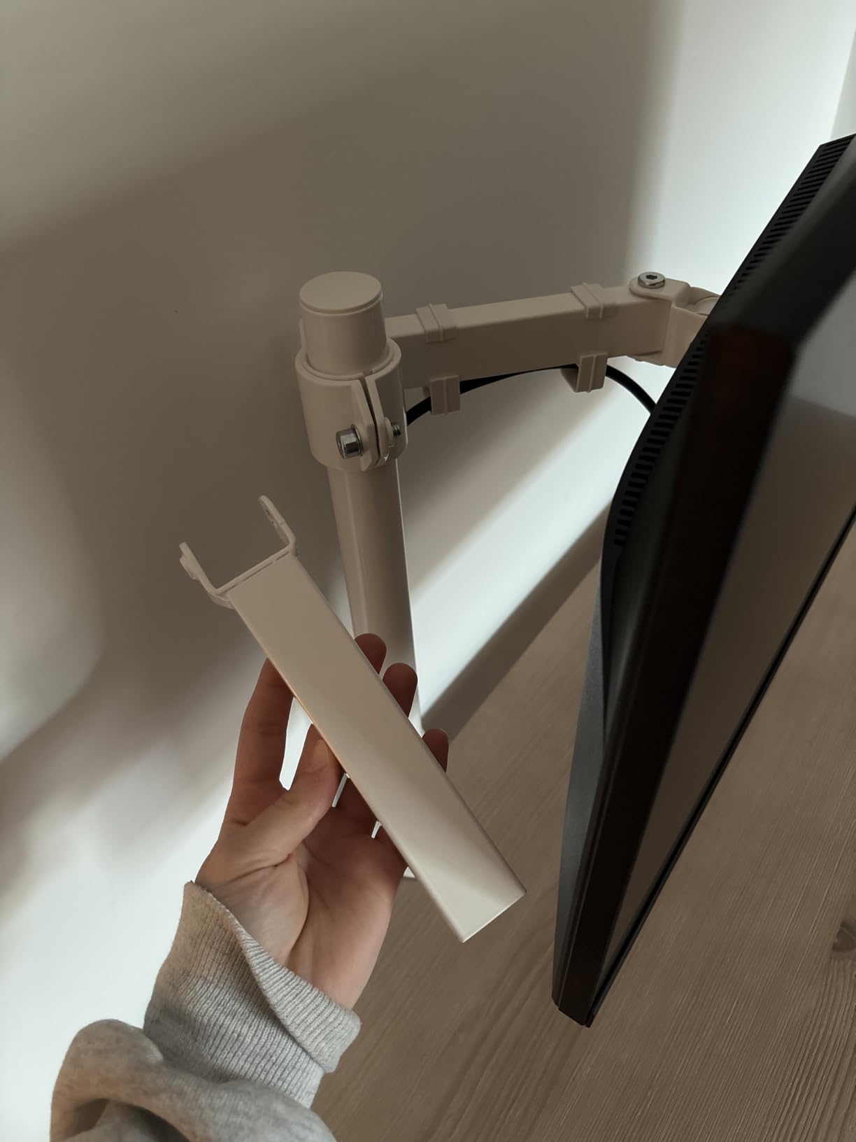 VIVO Single 13 to 38 inch Ultrawide Monitor Arm Desk Mount, Regular Screens up to 32 inches, 22 lbs capacity, Fully Adjustable Stand with C-Clamp and Grommet Base, Black, STAND-V001 customer photo 2