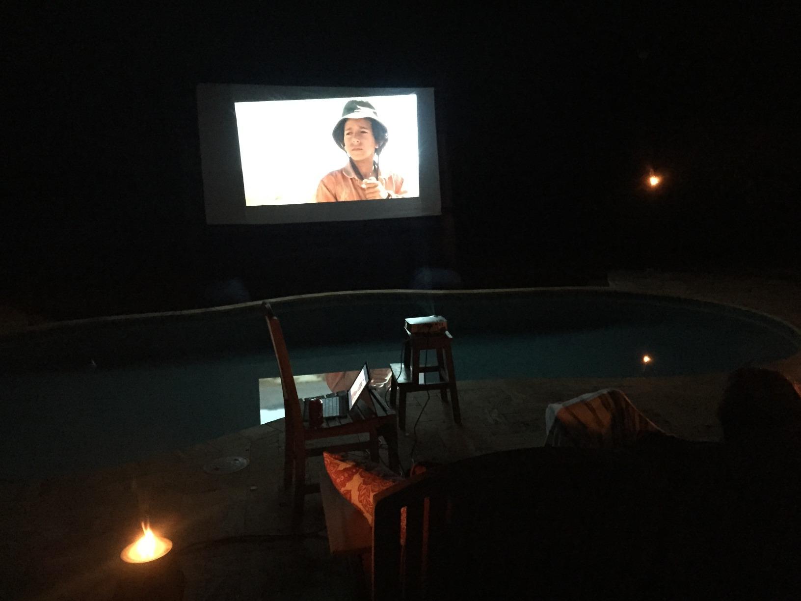 Gemmy 39127-32 Deluxe Outdoor Inflatable Movie Screen, 12-Inch Widescreen, Navy and White, 144