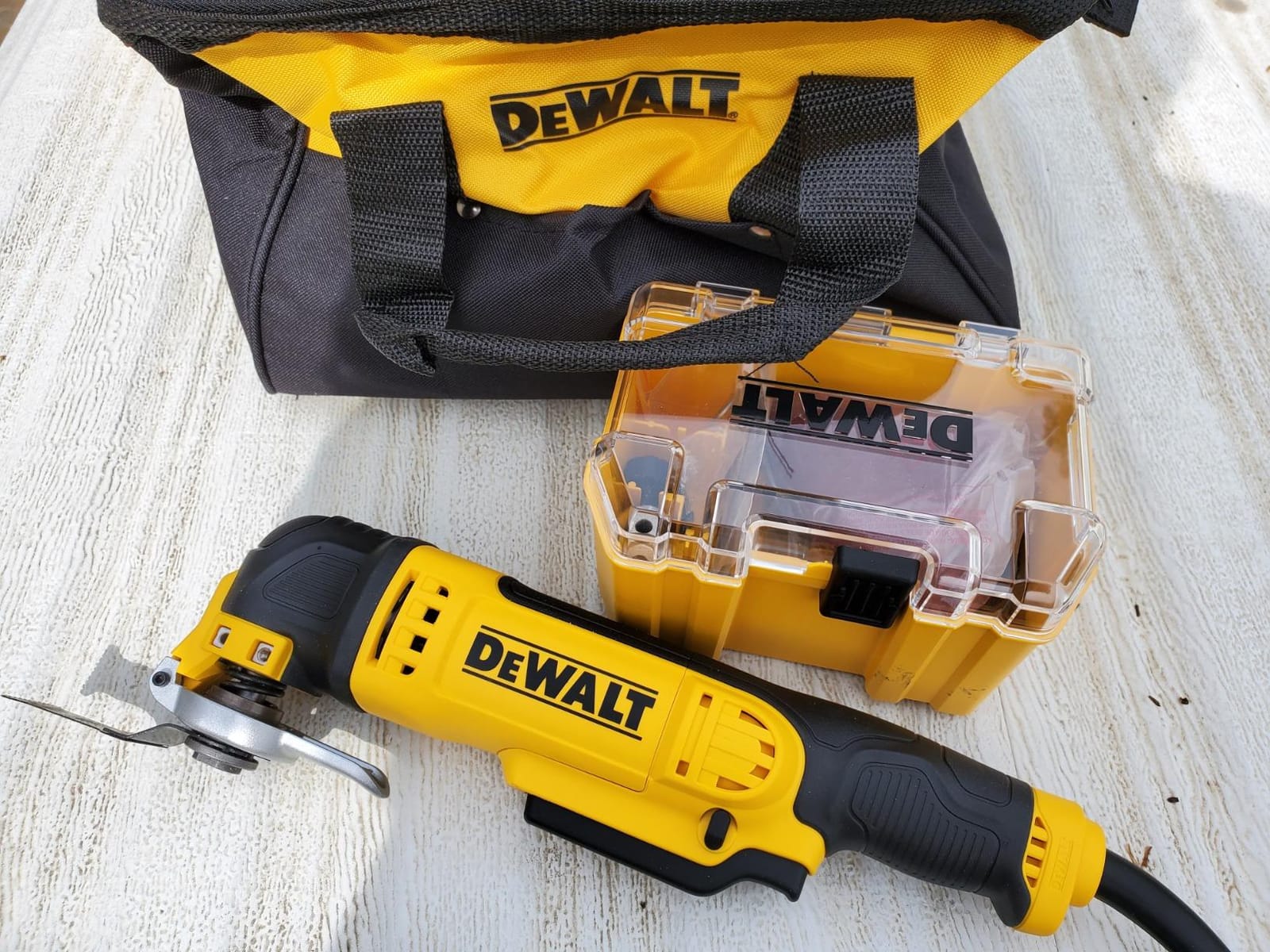 DEWALT Oscillating Tool, 3-Amp, Corded, Includes Wood Blades, Sandpaper and Tool Bag (DWE315K) customer photo 2