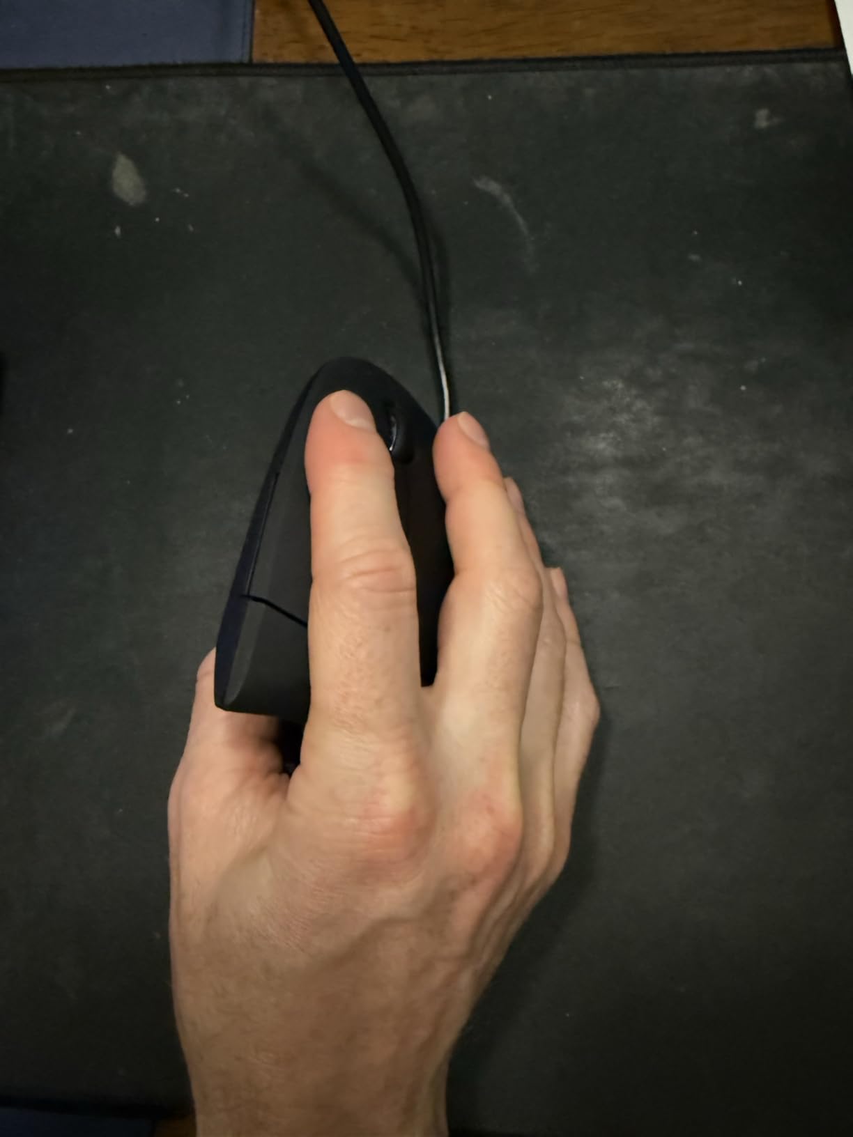 Anker USB Wired Vertical Mouse, Ergonomic Mouse for Computer and Laptops | Vertical Mouse with 5 Buttons, 1000/1600 DPI, Optical Technology, USB Corded, Black customer photo 2