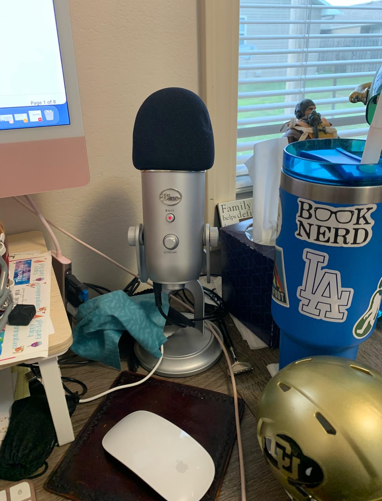 Logitech Creators Blue Yeti USB Microphone for PC, Mac, Gaming, Recording, Streaming, Podcasting, Studio and Computer Condenser Mic with Blue VO!CE effects, 4 Pickup Patterns, Plug and Play - Blackout customer photo 2