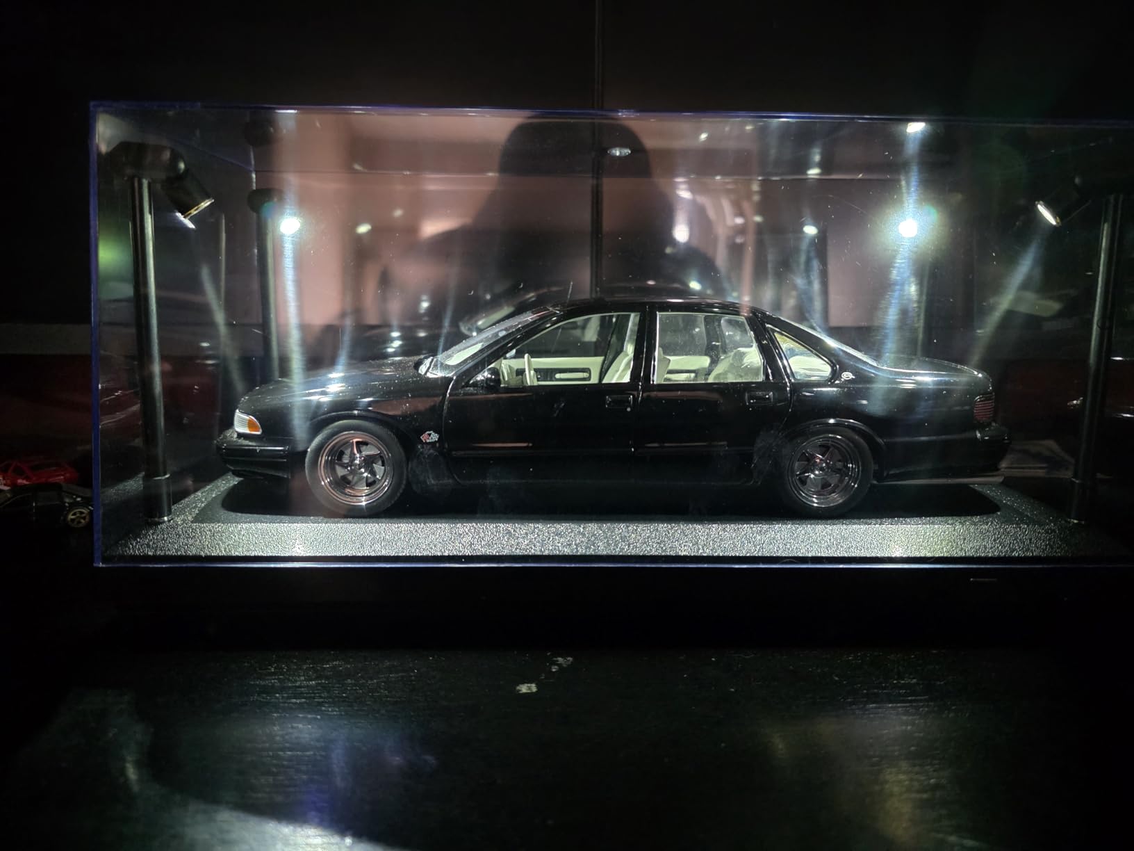 1:18 Illumibox acrylic black base display case, w/ LED lights customer photo 2