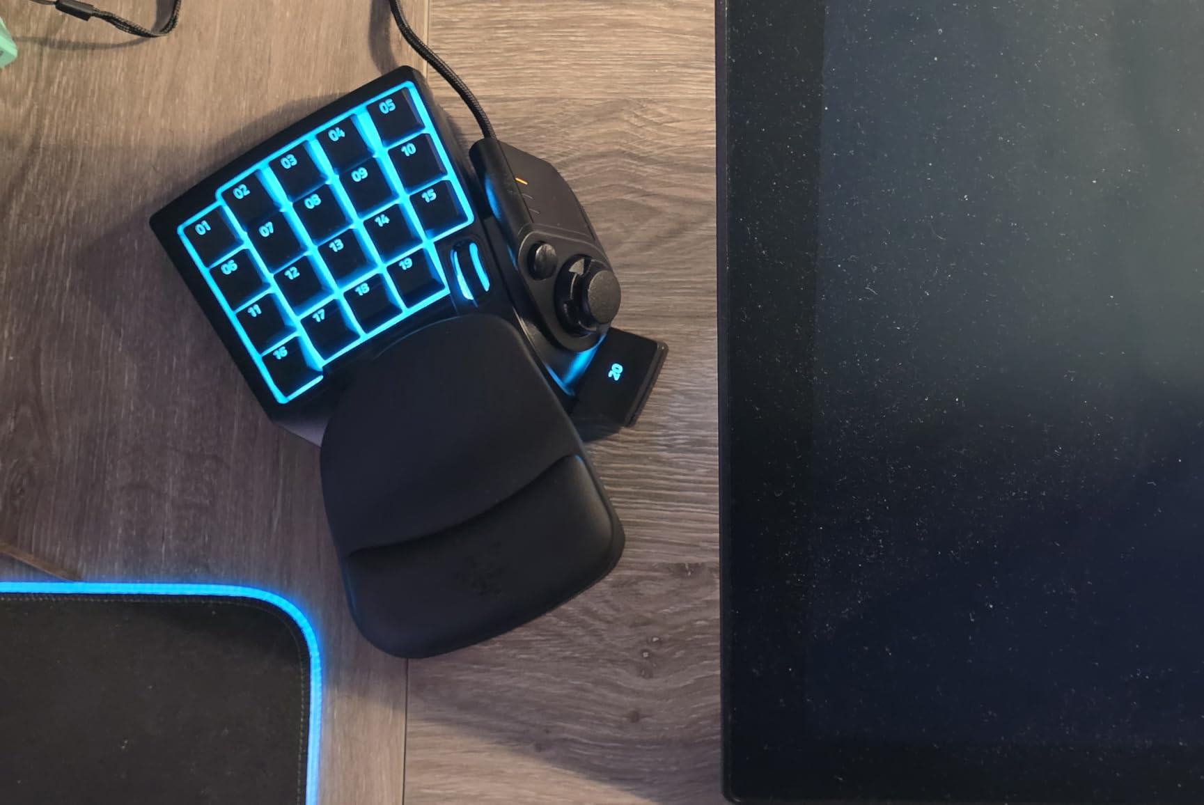 Razer Tartarus V2 Left-Handed Gaming Keypad, 32 Programmable Keys, Mecha-Membrane, Chroma RGB customer photo 1