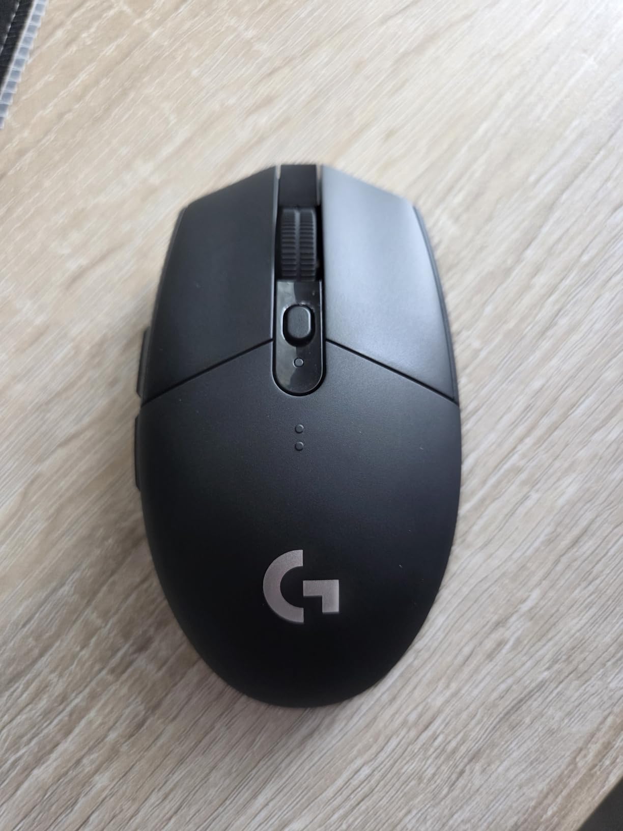 Logitech G305 Lightspeed Wireless Gaming Mouse - Black customer photo 1