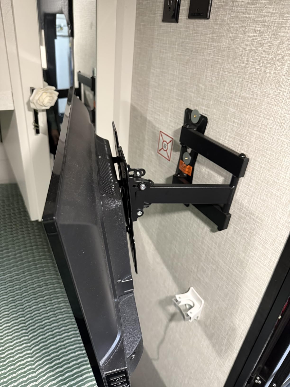 USX MOUNT UL Listed Full Motion TV Mount, Swivel Articulating Tilt TV Wall Mount for 26-65 Inch LED, 4K, Wall Mount Bracket with VESA 400x400mm Up to 77lbs, Perfect Center Design -XMM006-1 customer photo 2
