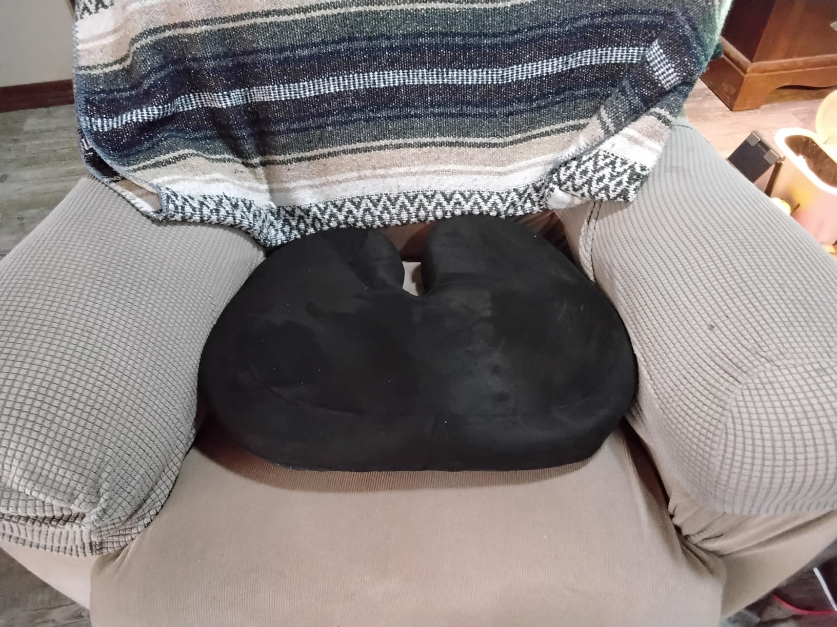 5 STARS UNITED Seat Cushion - Memory Foam Chair Cushion for Tailbone Pain Relief - Ergonomic Support for Coccyx, Sciatica & Butt - Office, Desk & Gaming Chair, Car Seat, Wheelchair, Airplane, Black customer photo 1