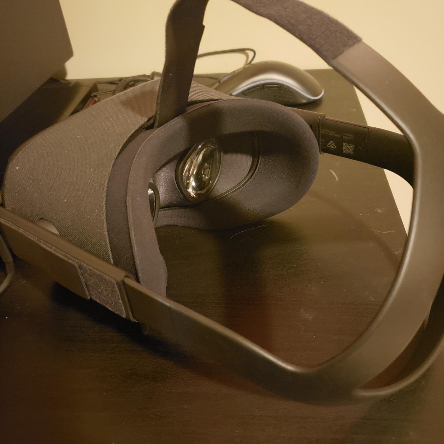 Oculus Quest All-in-one VR Gaming Headset - 64GB customer photo 2