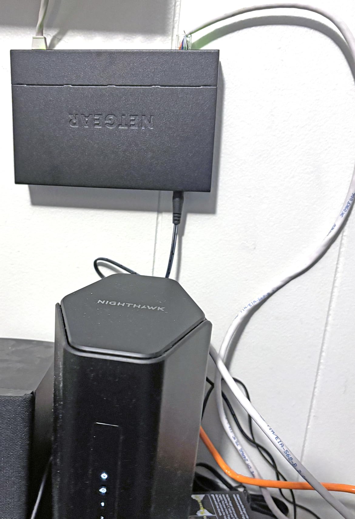NETGEAR 5-Port Gigabit Ethernet Unmanaged Network Switch (GS305) | Essentials Model, Home Network Hub, Office Ethernet Splitter, Plug-and-Play, Silent Operation, Desktop or Wall Mount customer photo 1