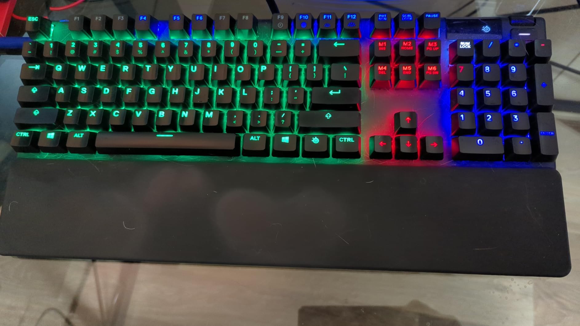 SteelSeries Apex 7 Mechanical Gaming Keyboard - OLED Smart Display - USB Passthrough and Media Controls - Linear, Quiet - RGB Backlit (Red Switch) customer photo 2
