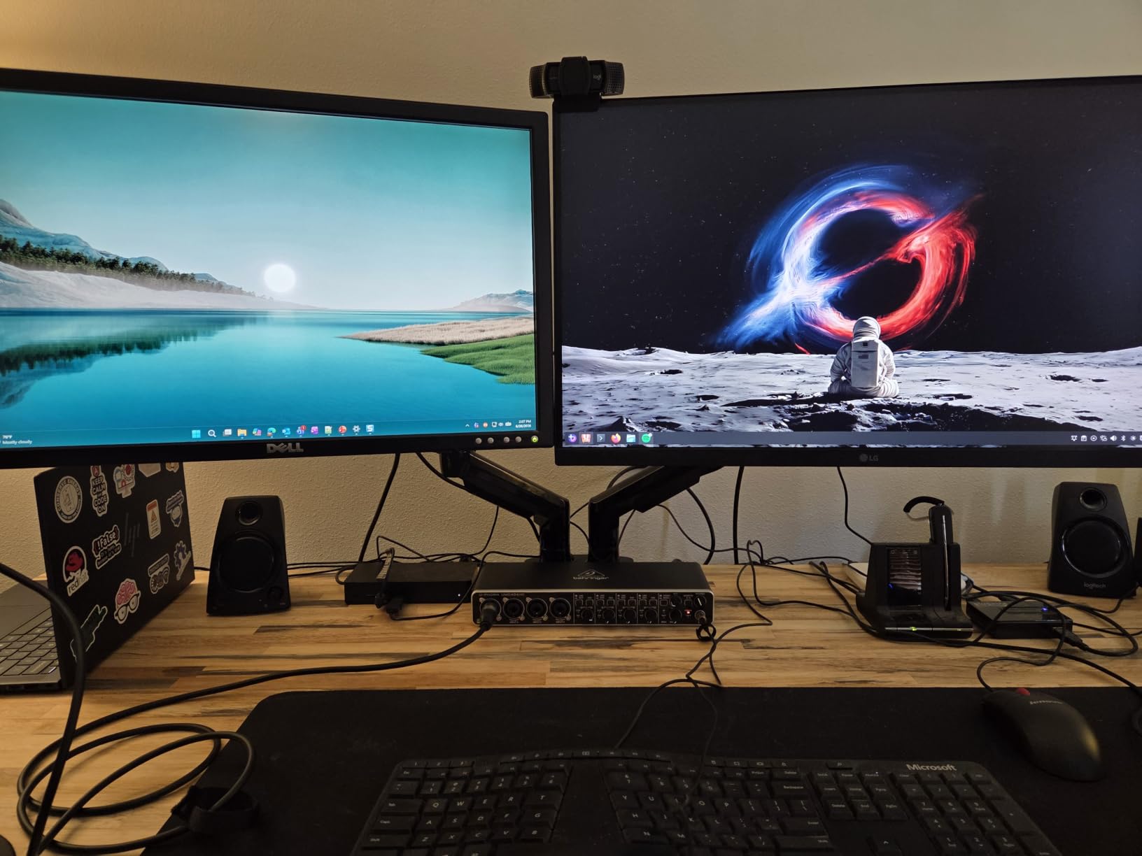 HUANUO FlowLift Dual Monitor Stand, Fully Adjustable Gaming Monitor Desk Mount for 13-32'' Computer Screens, Full Motion VESA 75x75/100x100 with C-Clamp & Grommet Base, Each Arm Holds 4.4 to 19.8 lbs customer photo 2