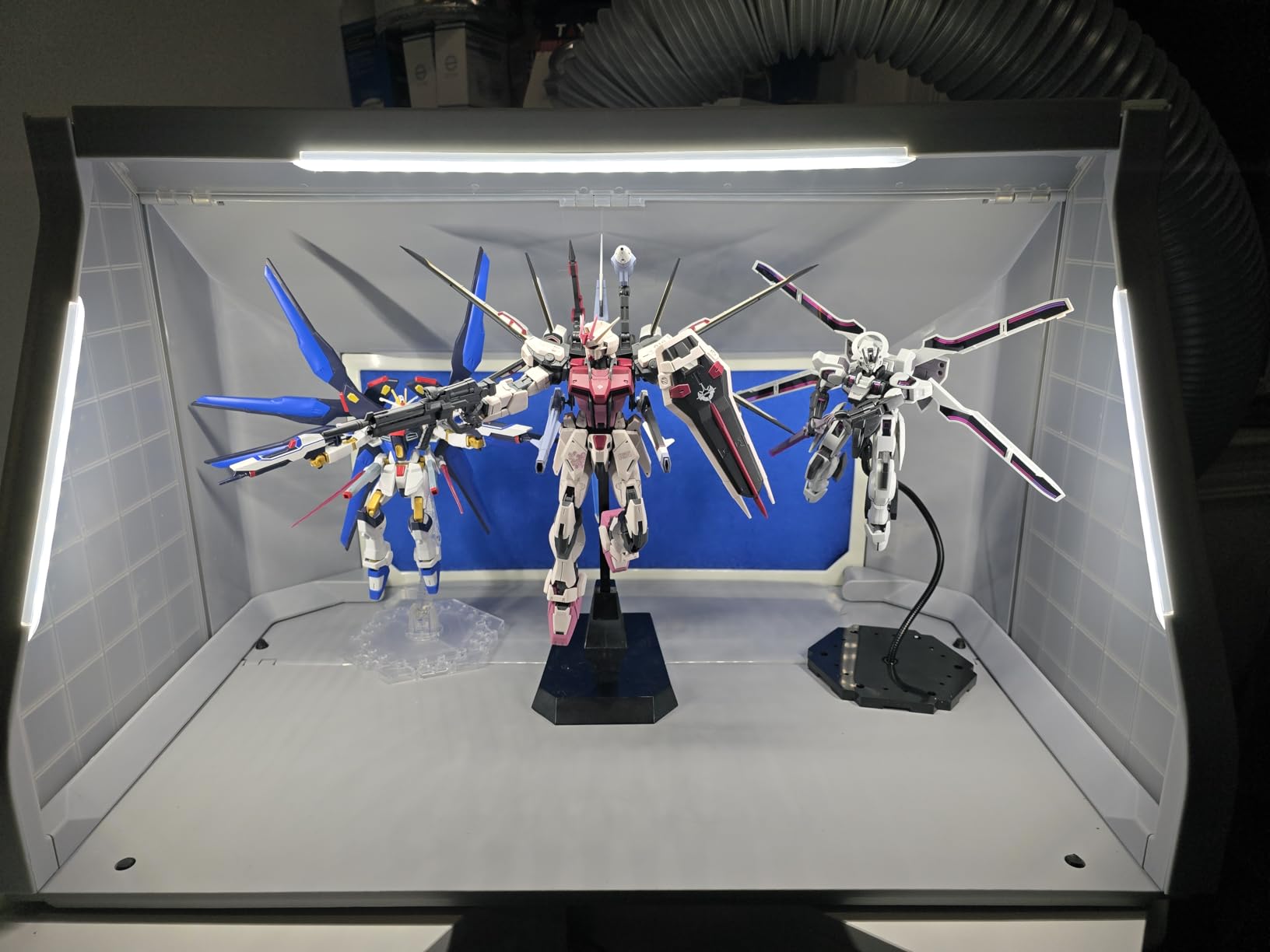 Airbrush Spray Booth with LED Lights, Turntable for Model Painting | Large 21.7