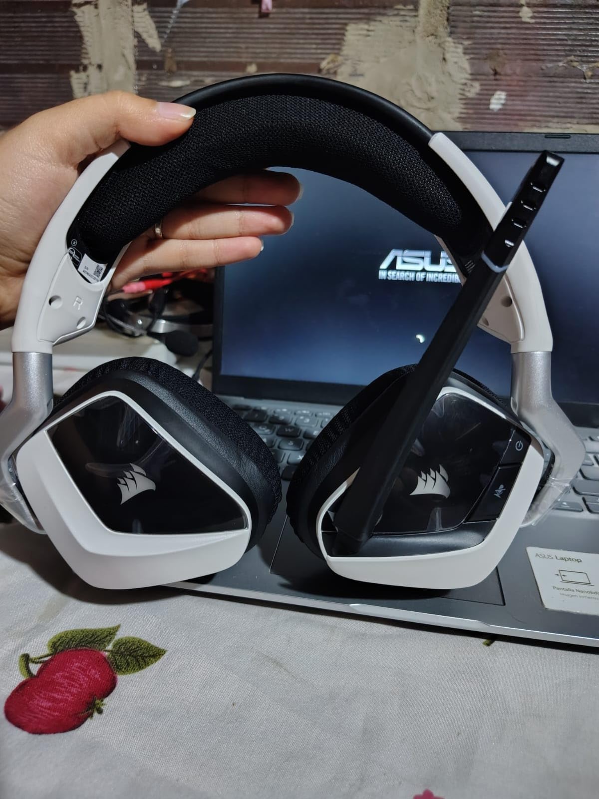 Corsair Void RGB Elite Wireless PC PS5 PS4 Mac Gaming Headset - White | Clear Microphone, 7.1 Surround Sound, Microfiber Mesh Earpads, On-Ear Controls, 2.4GHz, USB Adapter, Mac customer photo 2
