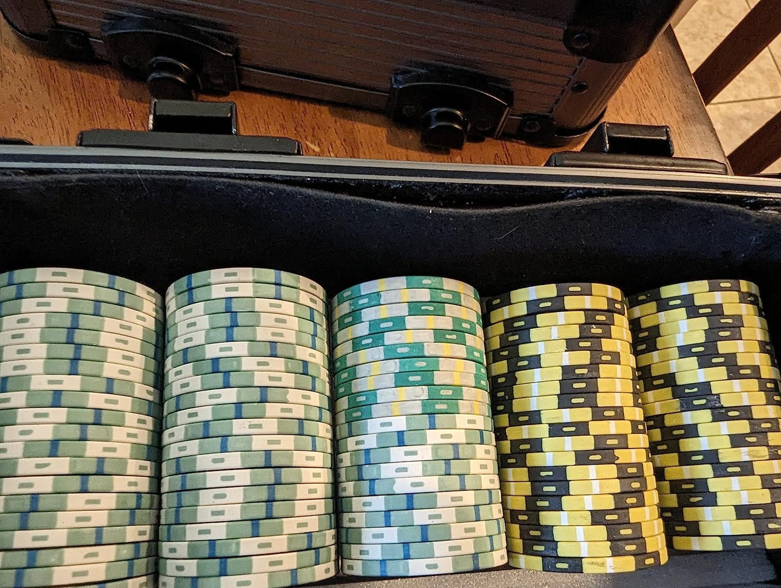 Versa Games 600pc Deluxe Poker Chip Case Carrier in Gray Color - Ultimate Poker Chip Carrier customer photo 1
