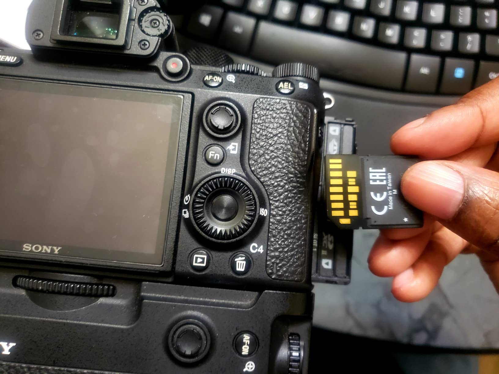 Sony TOUGH-M series SDXC UHS-II Card 128GB, V60, CL10, U3, Max R277MB/S, W150MB/S (SF-M128T/T1) customer photo 2