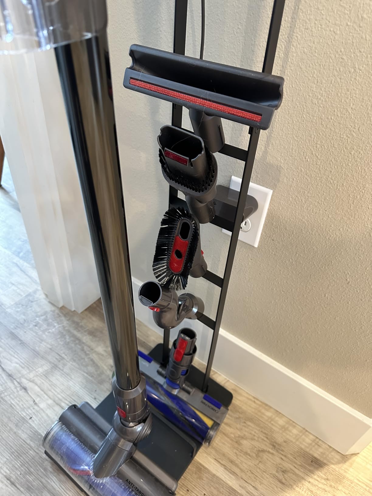 Foho Vacuum Stand Compatible for Dyson, Stable Metal Storage Bracket Holder Compatible for Dyson V6 V7 V8 V10 V11 Cordless Vacuum Cleaners & Accessories customer photo 1
