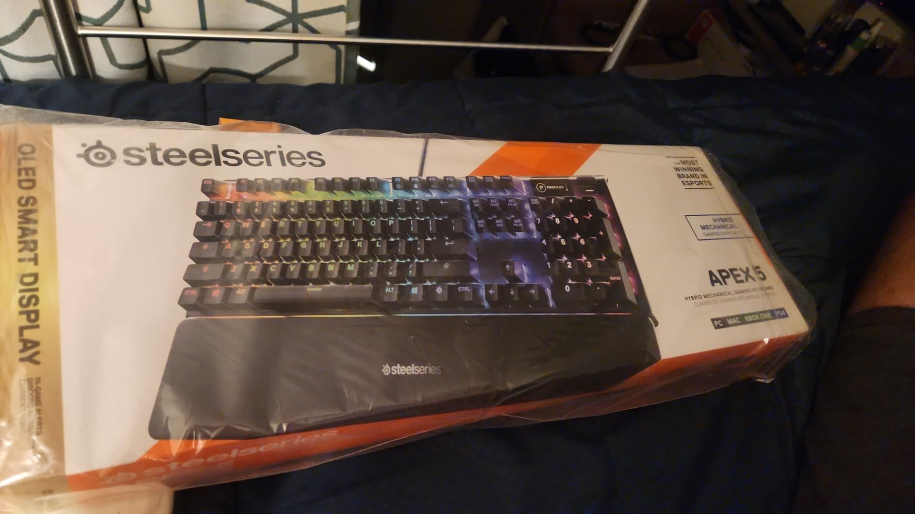 SteelSeries USB Apex 5 Hybrid Mechanical Gaming Keyboard - Per-Key RGB Illumination - Aircraft Grade Aluminum Alloy Frame - OLED Smart Display (Hybrid Blue Switch) customer photo 2