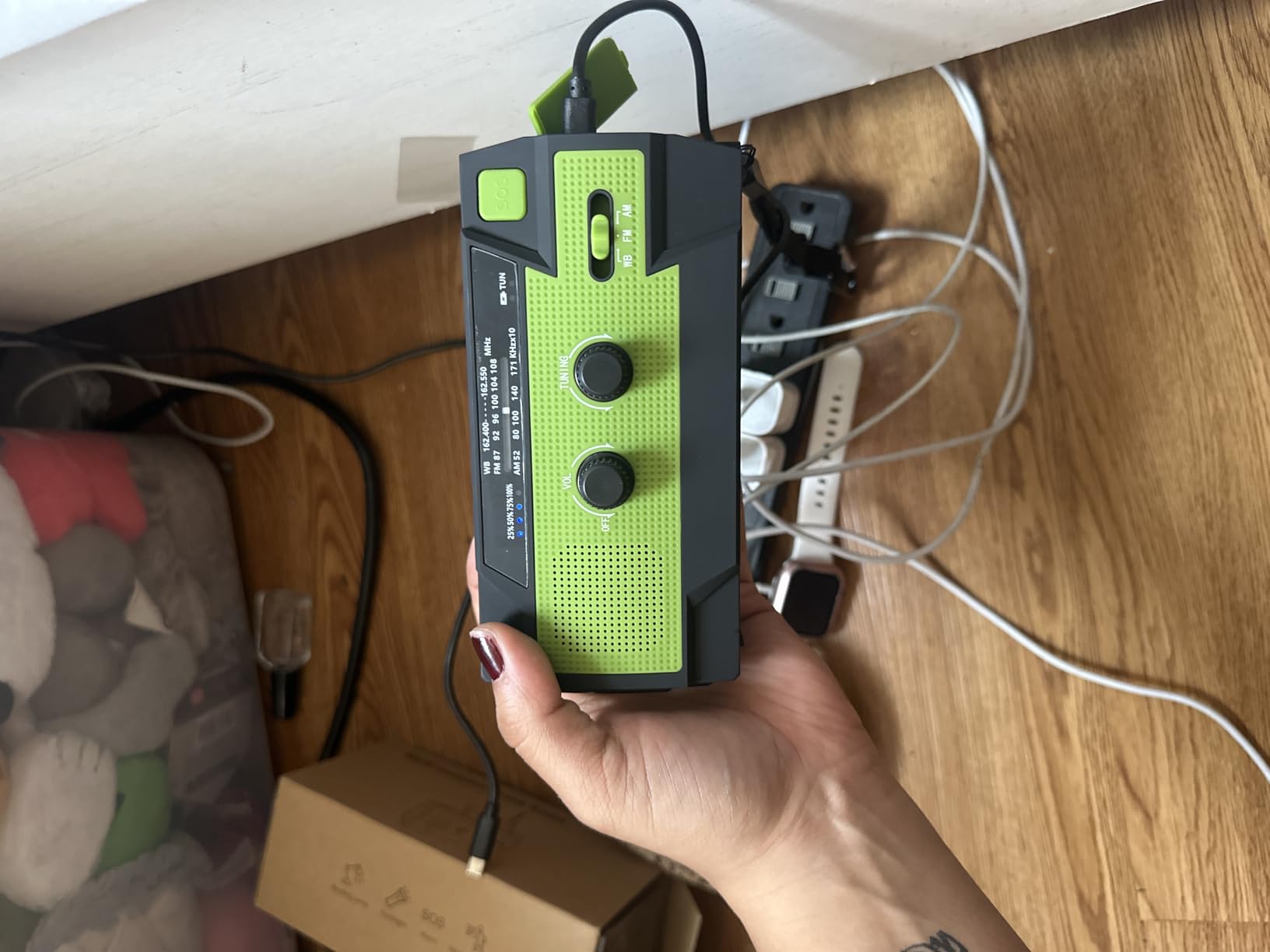 Emergency Radio with Flashlight & Reading Lamp, NOAA/AM/FM Weather Radio | Hand Cranked, Solar Powered, 4000mAh (7400mWh) Emergency Charger, SOS Alarm, Emergency Light, for Power Outage, Emergencies customer photo 1