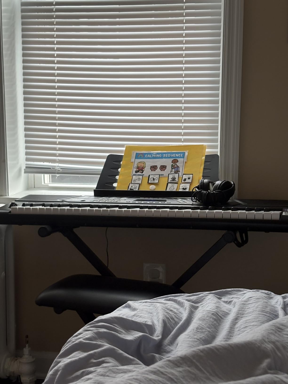 RockJam RJ5061 61 Key Keyboard Piano Kit with Stand, Bench & Headphones | Beginner electric keyboard piano set with pitch bend, LED panel, Simply Piano lessons and note stickers, all included customer photo 2