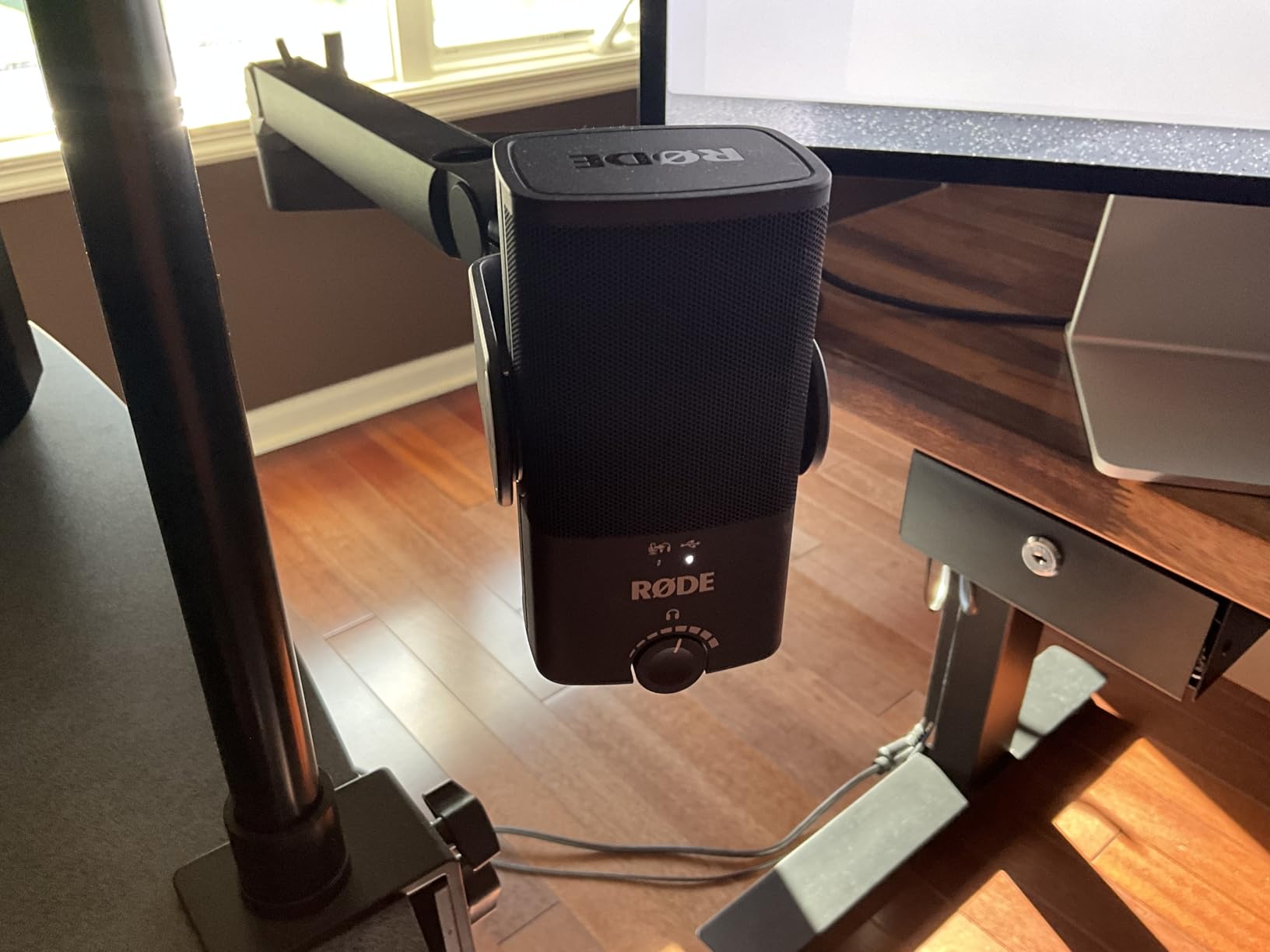 RØDE NT-USB Mini Versatile Studio-quality Condenser USB Microphone with Free Software for Podcasting, Streaming, Gaming, Music Production, Vocal and Instrument Recording, Black customer photo 2