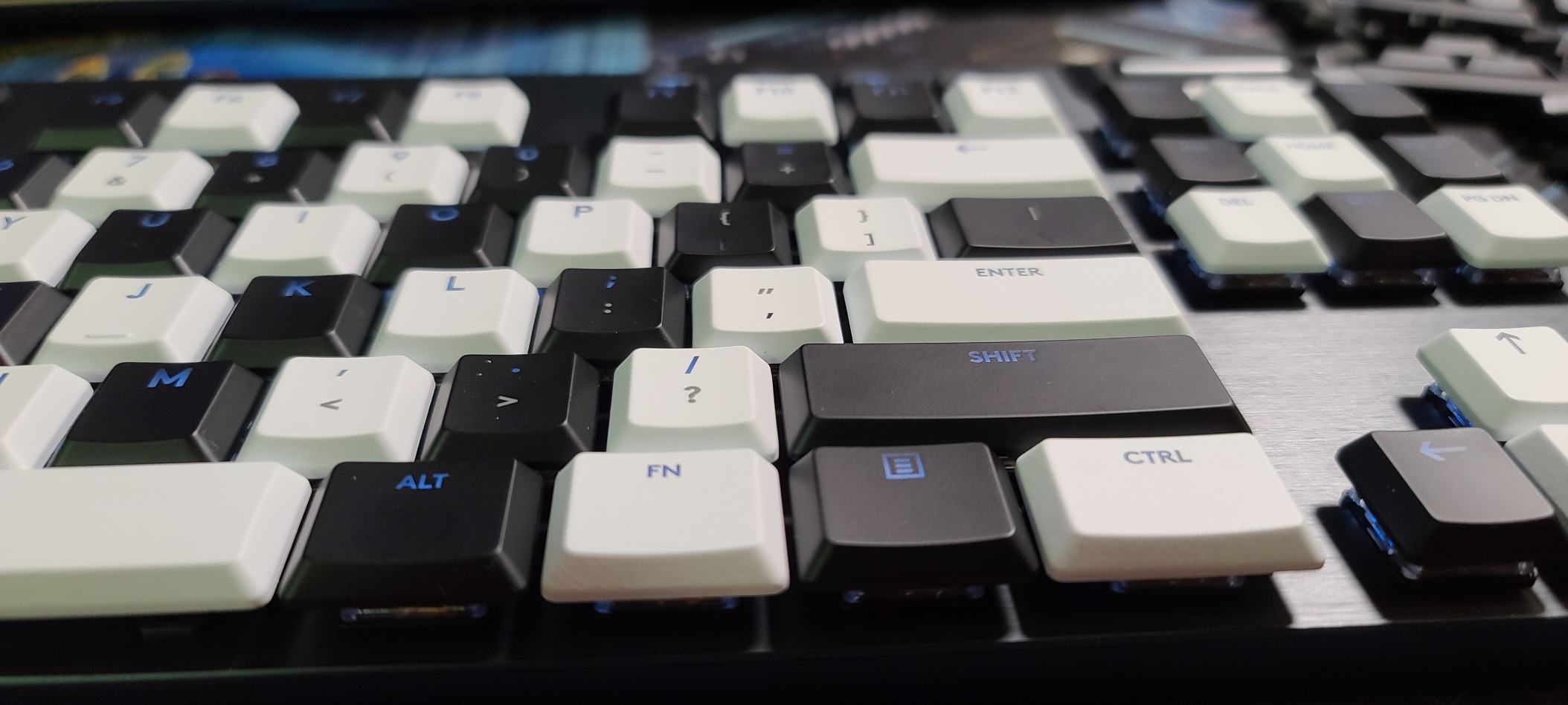Logitech G915 TKL Tenkeyless Lightspeed Wireless RGB Mechanical Gaming Keyboard, Low Profile Switch Options, Lightsync RGB, Advanced Wireless and Bluetooth Support - Tactile, Black customer photo 1