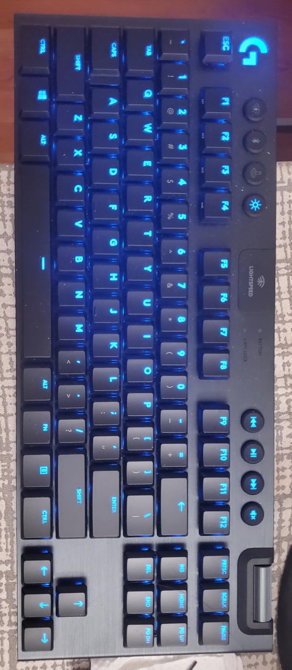 Logitech G915 TKL Tenkeyless Lightspeed Wireless RGB Mechanical Gaming Keyboard, Low Profile Switch Options, Lightsync RGB, Advanced Wireless and Bluetooth Support - Tactile, Black customer photo 2