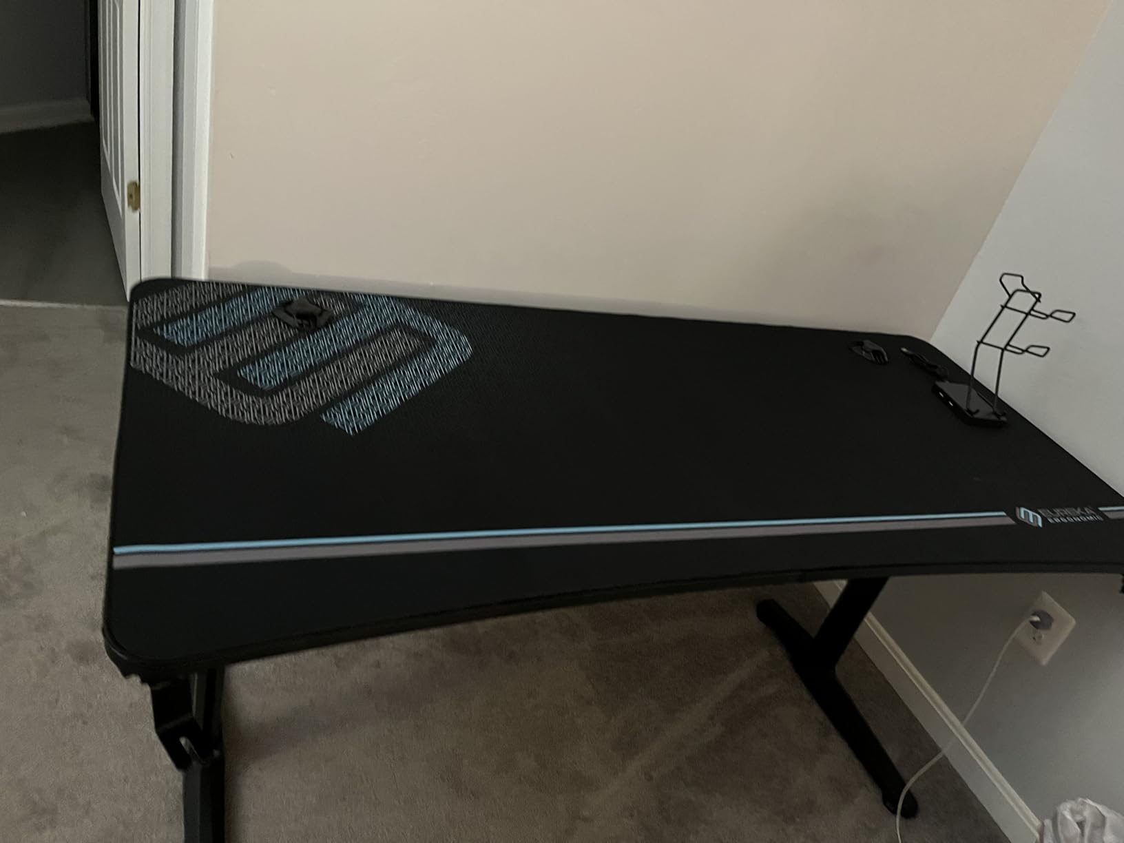 EUREKA ERGONOMIC Gaming Desk, 60 Inch Computer Desk with Full Mouse Pad | Carbon fiber-textured top, steel frame, built-in cable management customer photo 1