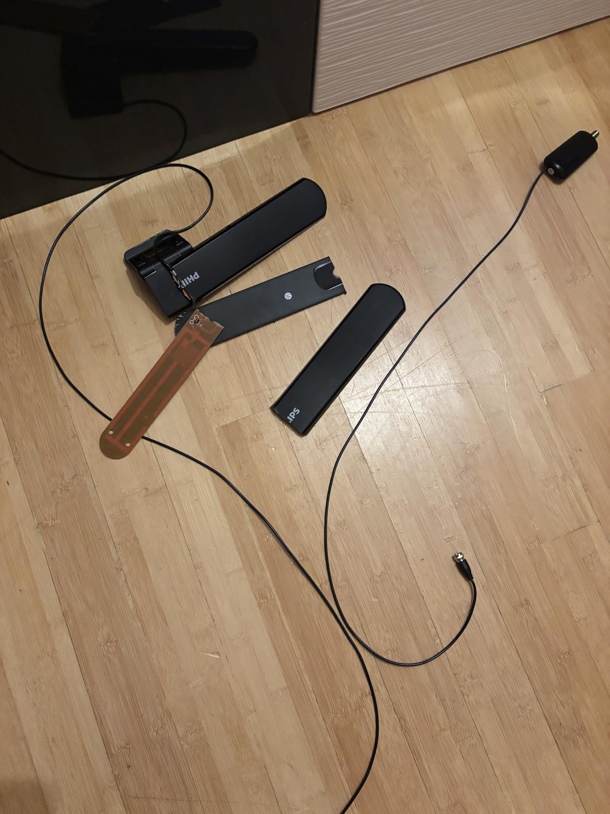 Philips Hover Amplified HD TV Antenna, Easy Mount on Top of TV Design | Long Range Smart TV Antenna, Supports 4K 1080P HD VHF UHF, Signal Booster, Coax HDTV Cable/AC Adapter, SDV7219N/27 customer photo 2