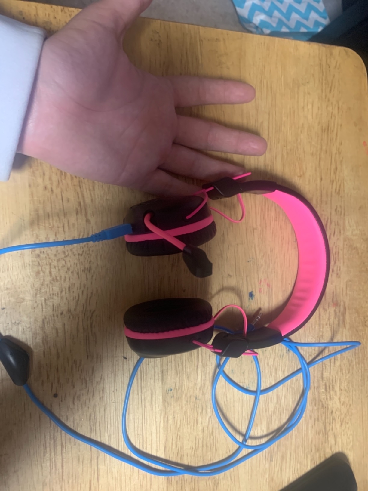 JLab JBuddies Play Gaming Wireless Kids Headset, Pink, 22+ Hour Bluetooth 5 Playtime customer photo 2