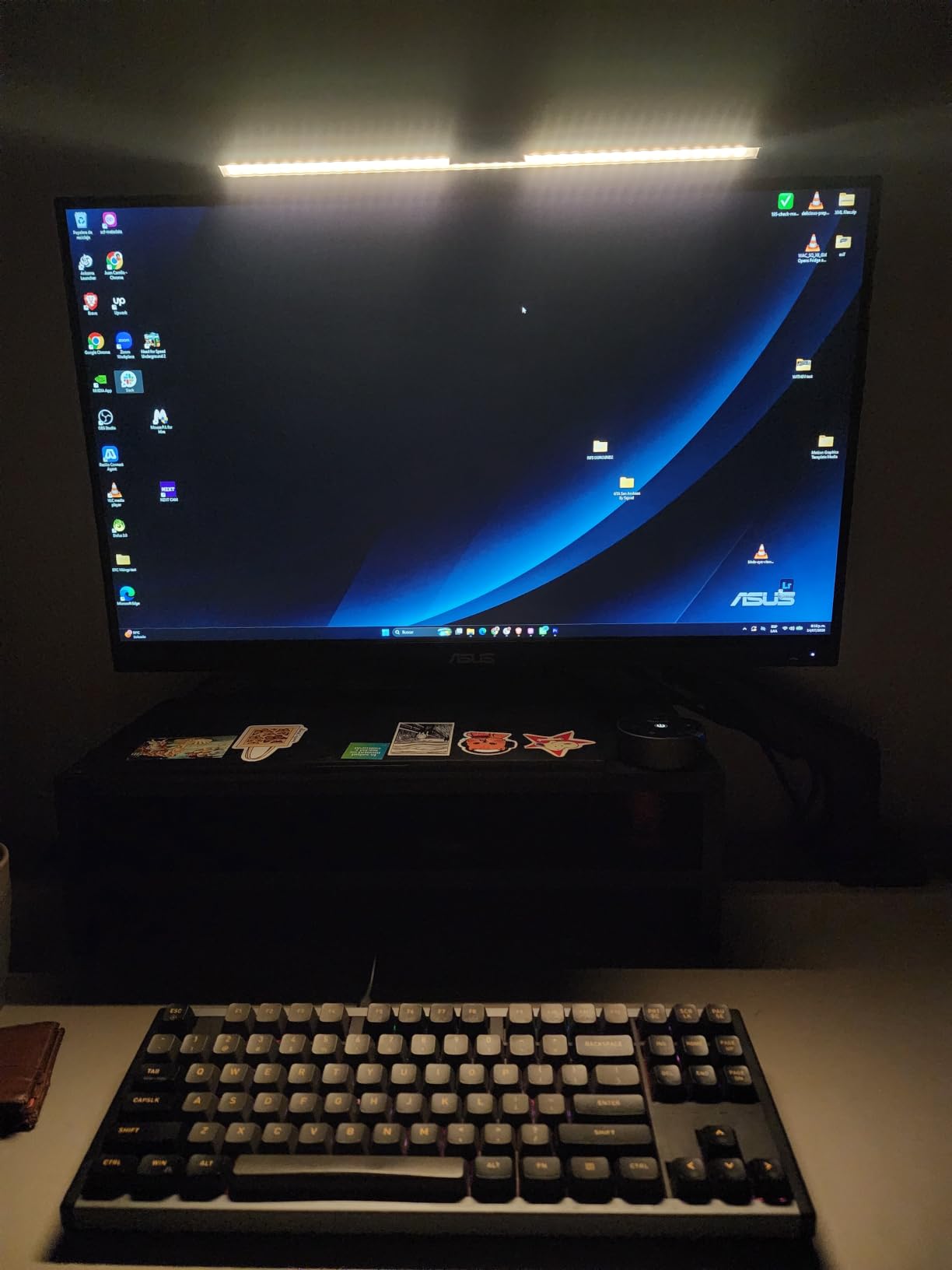 Quntis Computer Monitor Lamp, Screen Monitor Light Bar for Eye Caring, USB Reading LED Task Lamp with Auto-Dimming, Dimmable Light Bar, Touch Control, No Glare Space Saving Home Office Desk Lamps customer photo 2