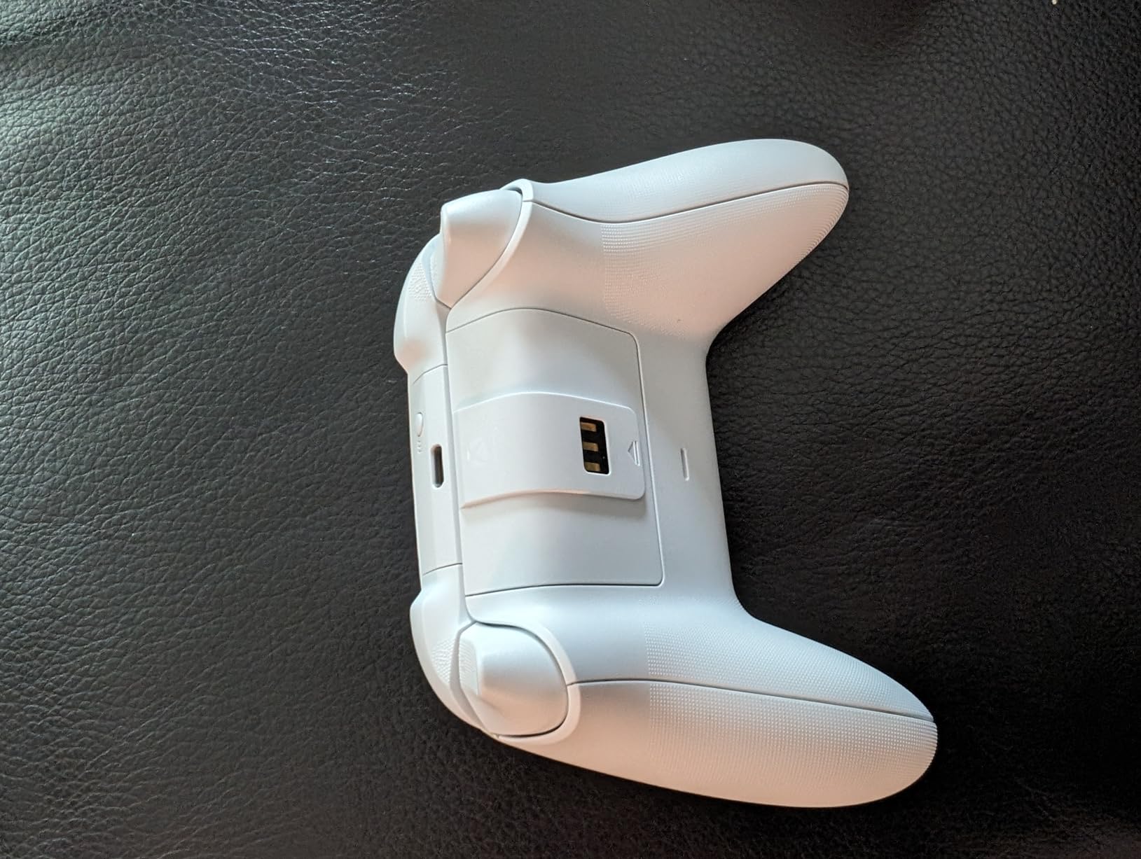 Robot White - Universal Xbox Pro Charging Stand with 1200 mAh Rechargeable Battery, Charging Dock, Charging Station for Xbox Series X|S and Xbox One customer photo 1