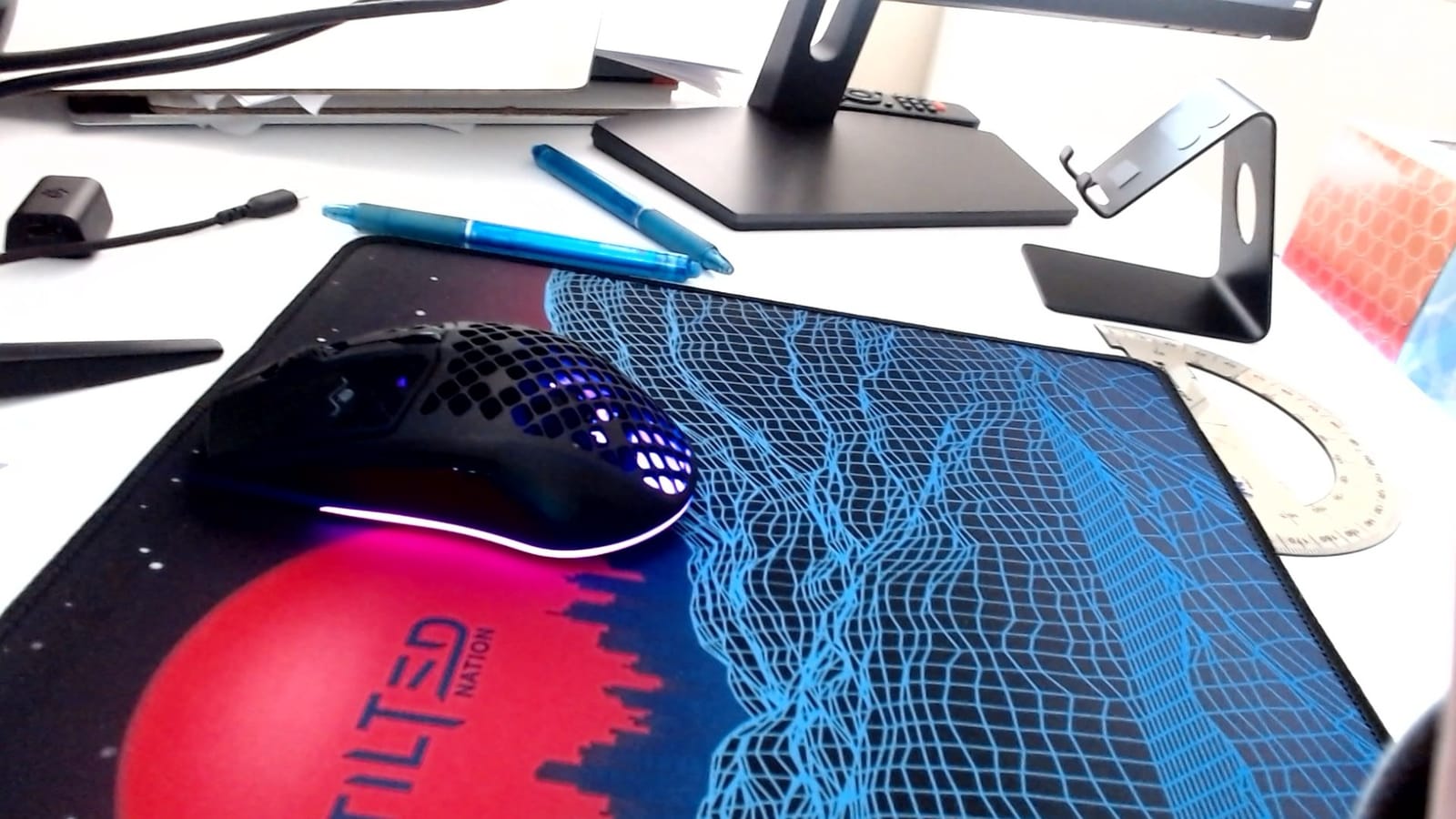 Aerox 3 Wireless - Super Light Gaming Mouse - 18,000 CPI TrueMove Air Optical Sensor - Ultra-lightweight Water Resistant Design - 200 Hour Battery Life customer photo 2