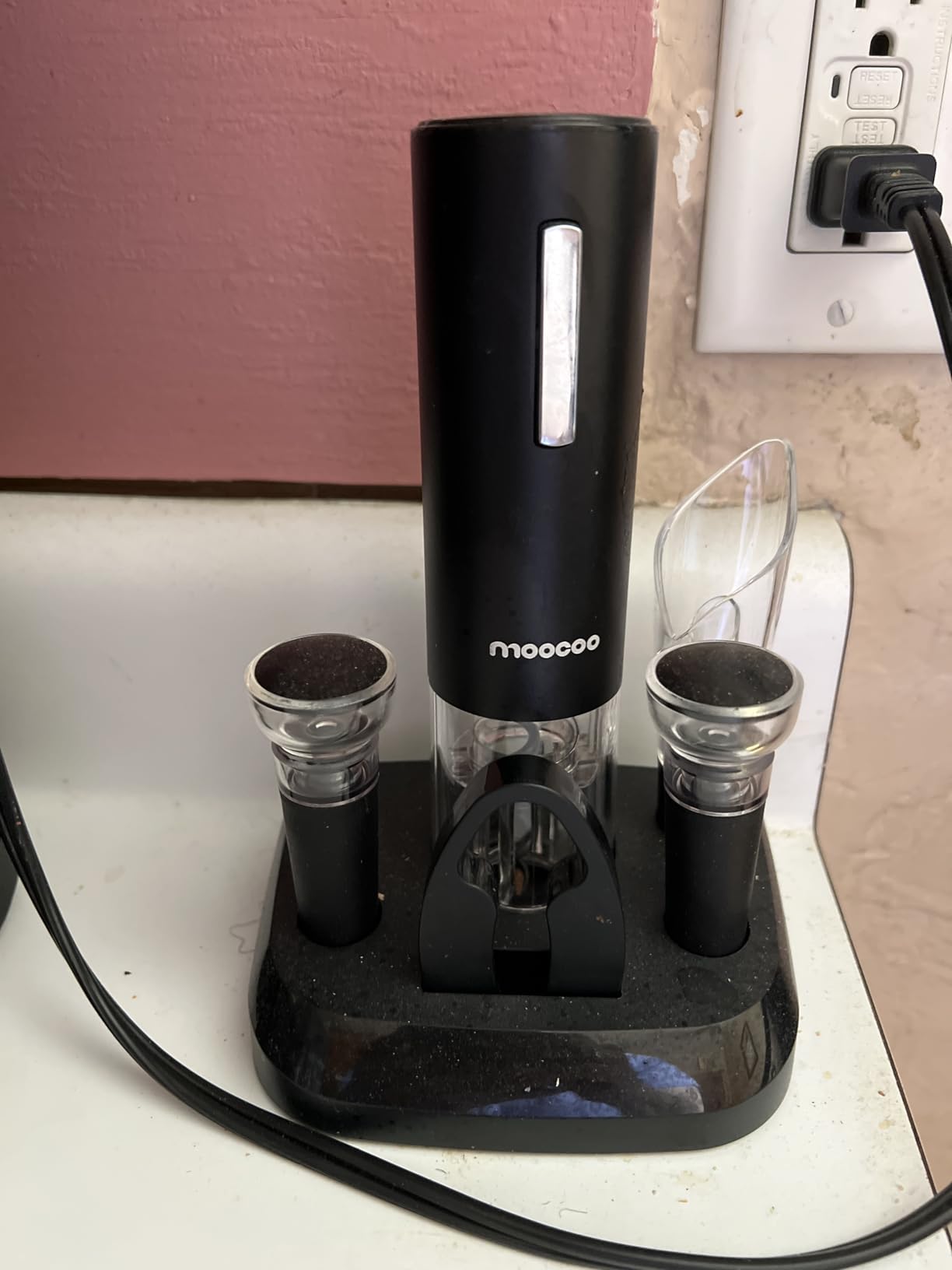 Moocoo Electric Wine Opener with Charging Base, Cordless Electric Wine Bottle Opener with 2-in-1 Aerator & Pourer, Foil Cutter, 2 Vacuum Preservation Stoppers customer photo 1