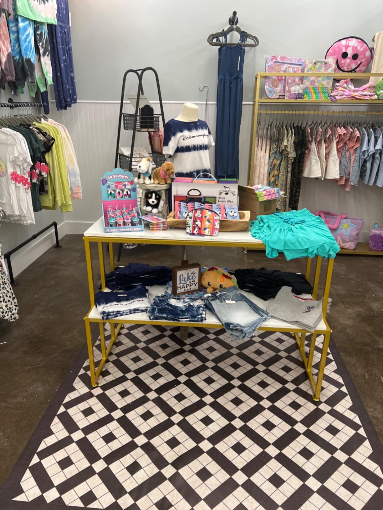 2 Tier Retail Display Table for Shoes & Handbags, Gold Metal and Wood Boutique Display Stand, Heavy Duty Display Riser Shelf for Clothing Stores, Vendor Events, Showroom & Home, 45.2