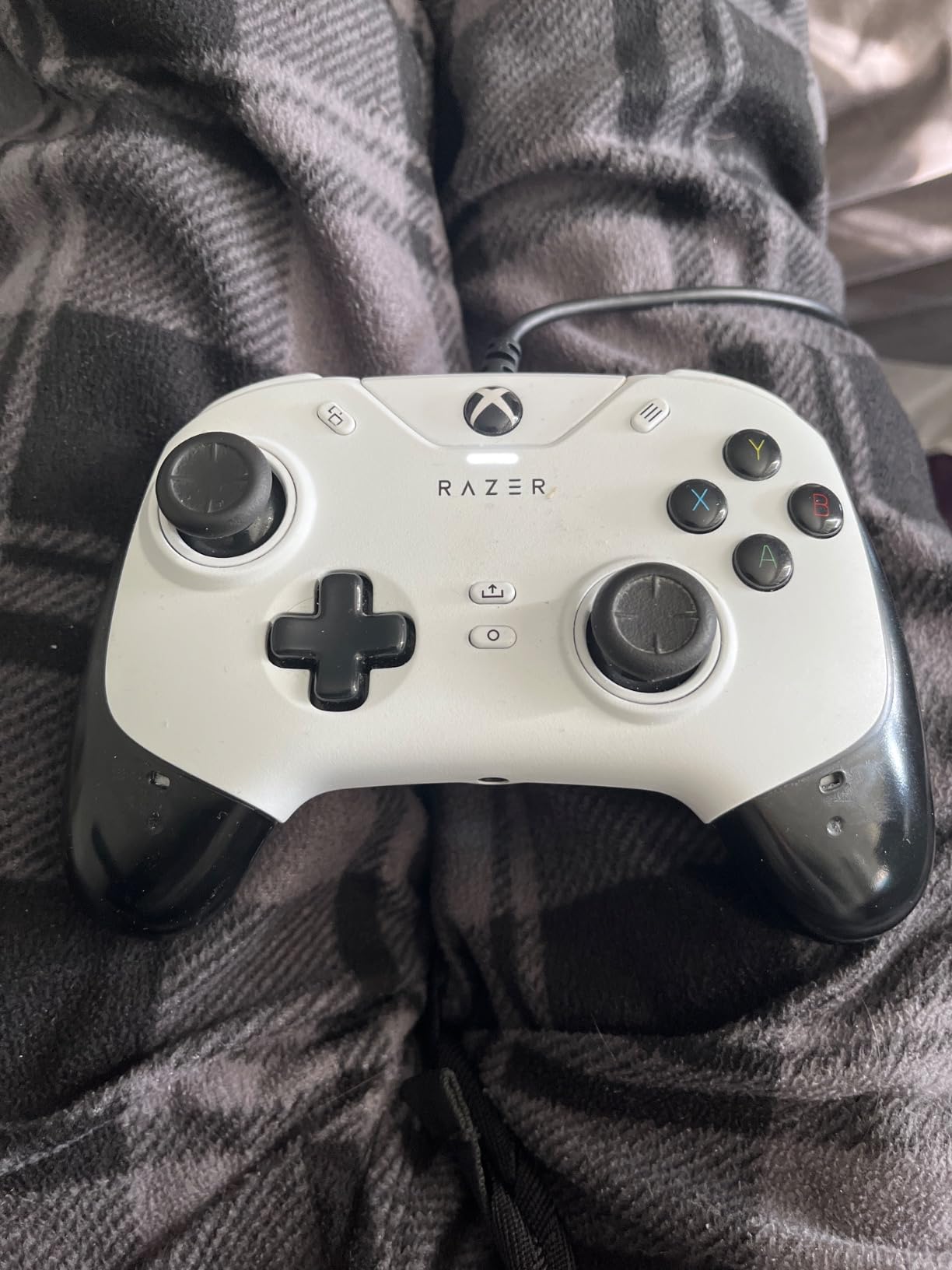 Razer Wolverine V2 Wired Gaming Controller for Xbox Series X|S, Xbox One, PC: Remappable Front-Facing Buttons - Mecha-Tactile Action Buttons and D-Pad - Trigger Stop-Switches - White customer photo 2