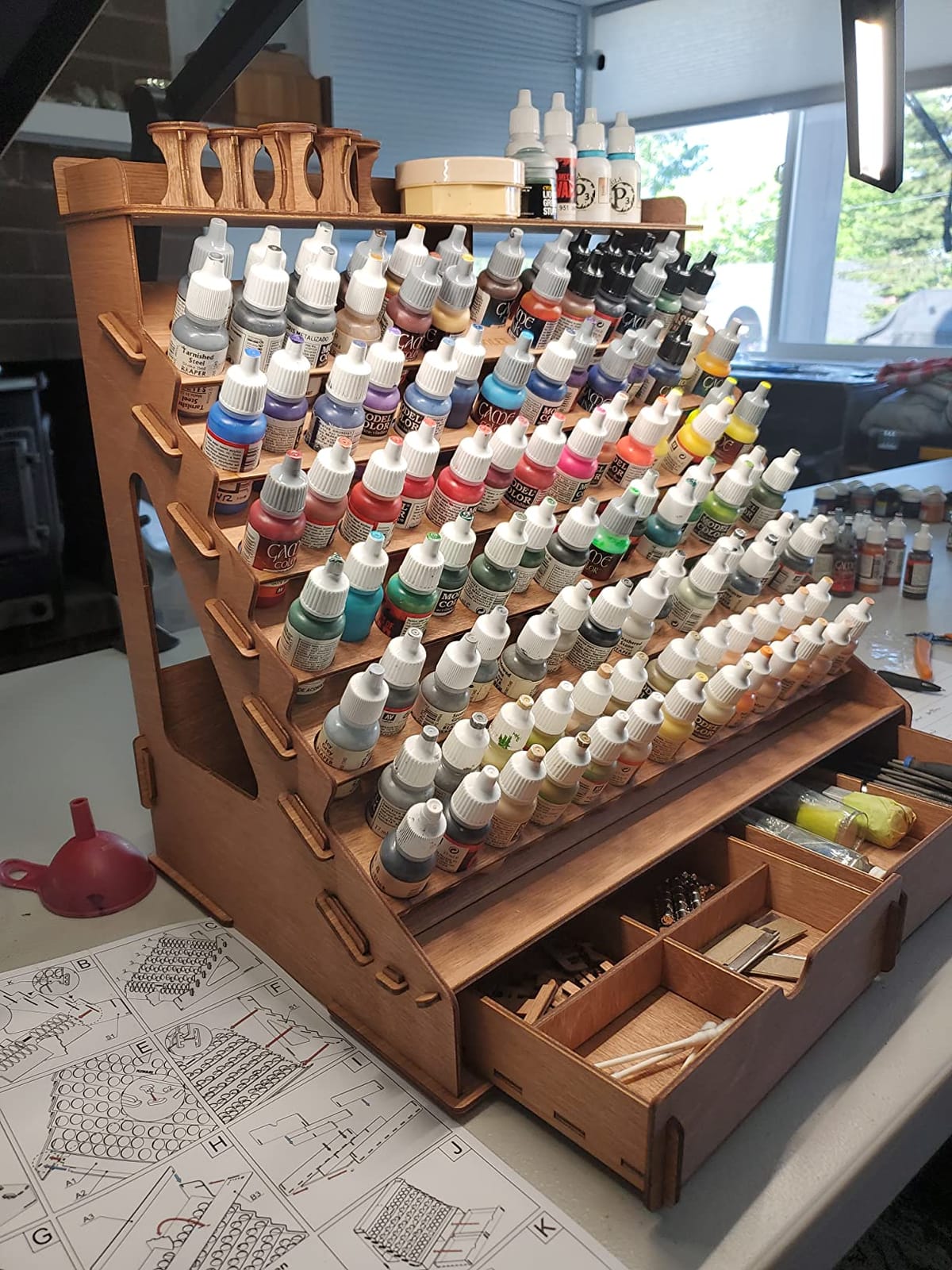 Plydolex Plywood Storage Rack, 105 Bottle Holes for 17 ml Vallejo Paints, 14 Paintbrush Slots, 6 Miniature Stands, 2 Drawers customer photo 2