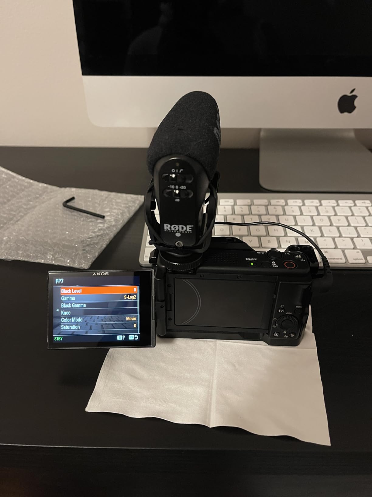 SmallRig Camera Half Cage | for Sony A7R VI/ A7 V/ A7R V/ A7 IV/ A7S III/ A1/ A7R IV, with Quick Release Plate for Arca customer photo 2