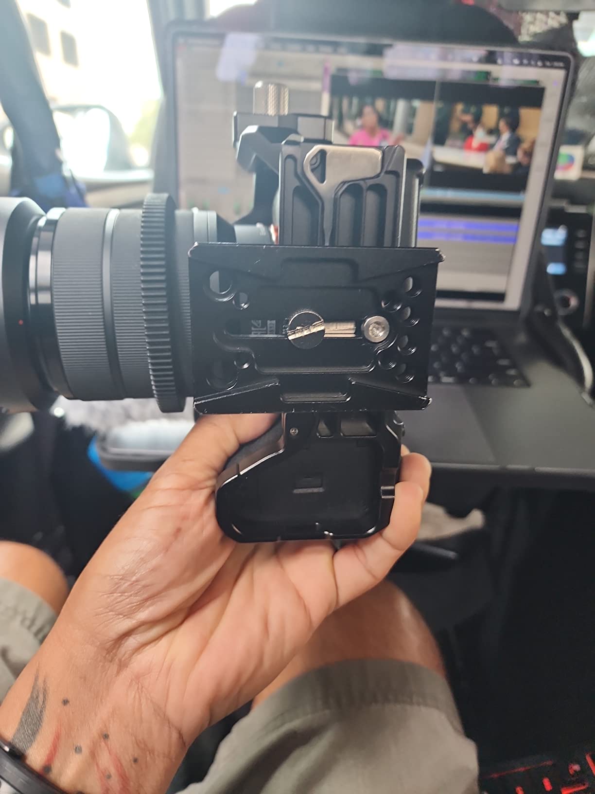 SmallRig HawkLock Quick Release Cage Kit for Sony Alpha 7R V/Alpha 7 IV/Alpha 7S III/Alpha 1 / Alpha 7R IV/Alpha 7 V, Full Cage with Top Handle and Cable Clamp (Upgraded Version) customer photo 2