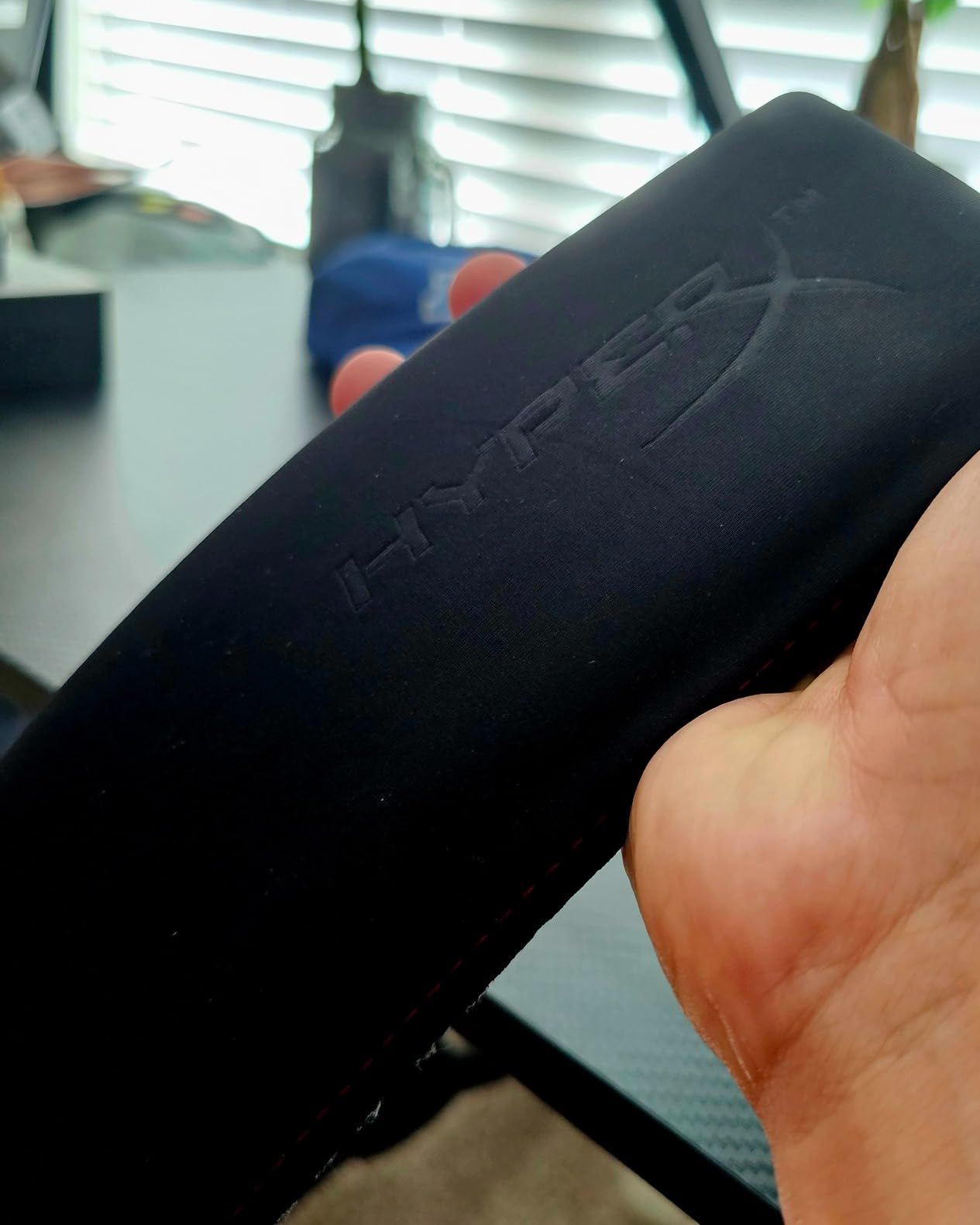 HyperX Wrist Rest - Tenkeyless - Cooling Gel - Memory Foam - Anti-Slip, Black customer photo 1