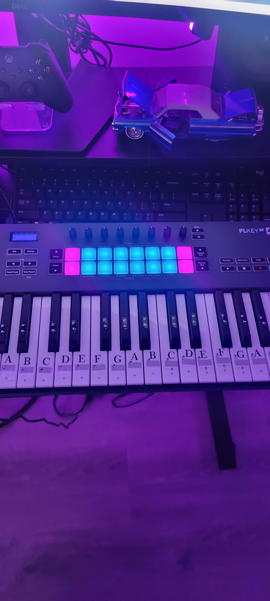 Novation FLkey Mini USB MIDI Controller Keyboard | USB-C, 25 Mini Keys, 16 Pads, 8 Encoders, Touch Strips, Scale Mode, Chord Modes, Arpeggiator, Bus Powered, FL Studio customer photo 2