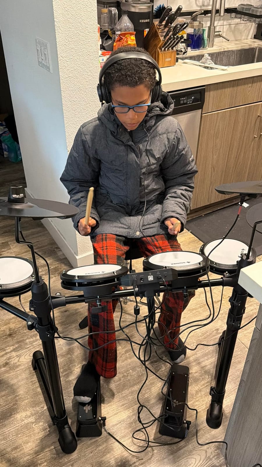 Donner DED-80 Electronic Drum Set with 4 Quiet Mesh Pads, 180+ Sounds, 2 Pedals, Throne, Headphones, Sticks, and Melodics Lessons customer photo 2