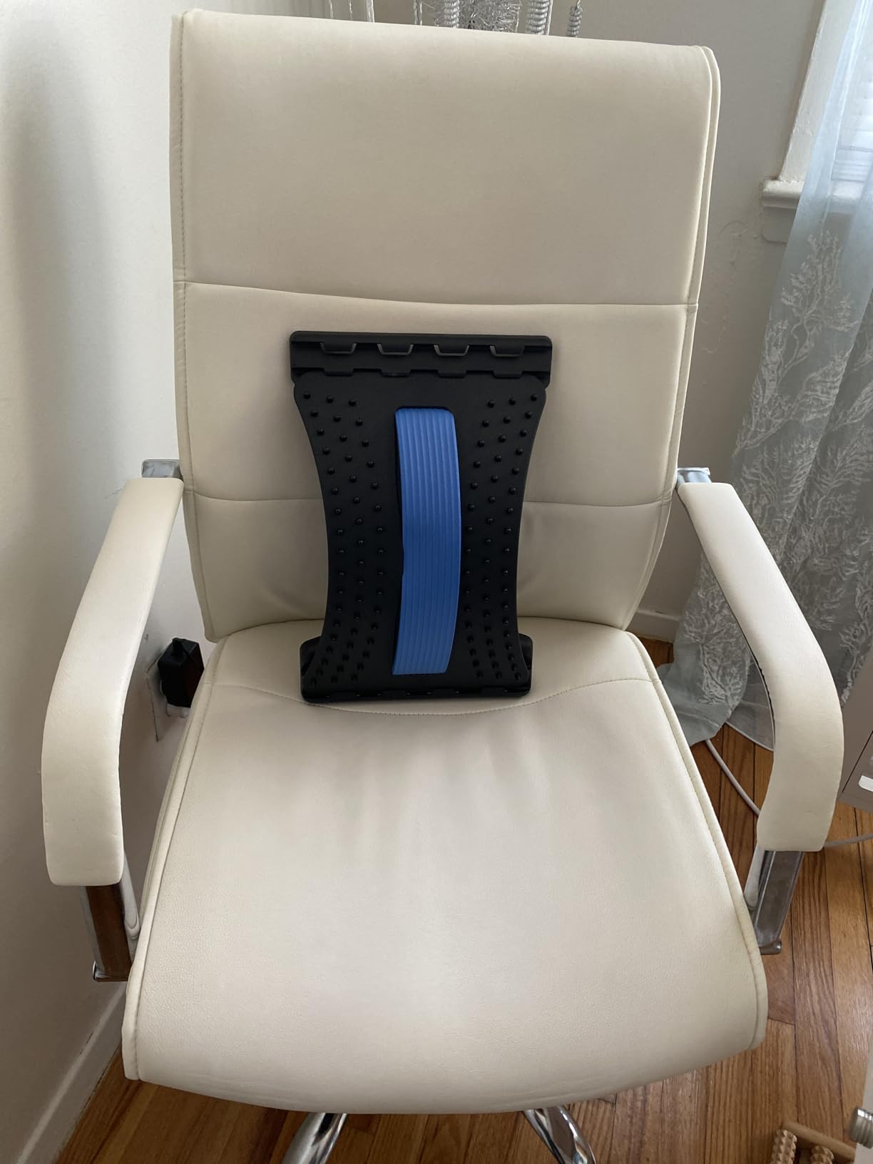 MINOLL Back Stretcher for Lower Back Pain Relief, Multiple Level Adjustable Arch Lumbar Back Cracker Board, Back Cracking Device, Back Massager for Scoliosis, Spine Decompression Support customer photo 1