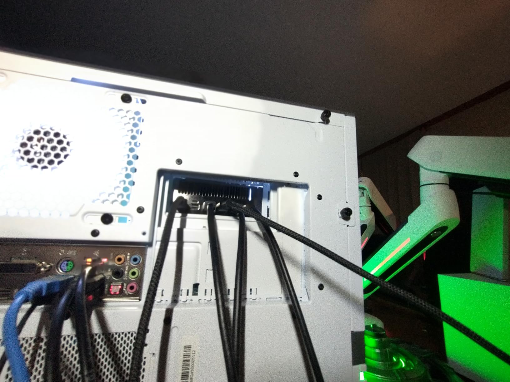 Vertical GPU Card Holder Kit V3, PCIe 4.0 5.0 Motherboards GPUs RTX 5090 RX 9070 XT, ABS Casing, 165mm Length, Modula Adjustable for E-ATX ATX Micro ATX Case customer photo 2