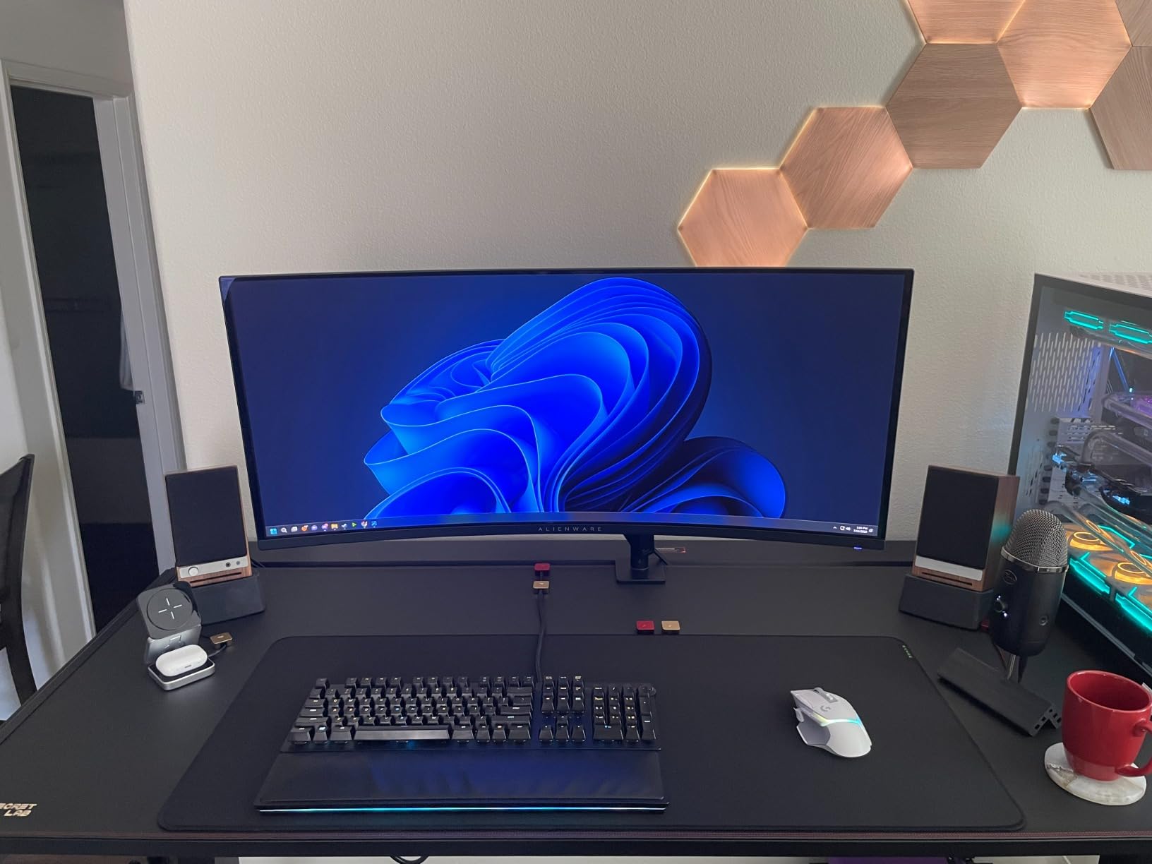 Razer Strider Chroma Hybrid Gaming Mouse Mat with Chroma RGB | Hybrid Soft/Hard Mat, 19 Razer Chroma RGB Lighting Zones, Warp and Water-Resistant, Anti-Slip Base, Seamless Edges customer photo 1