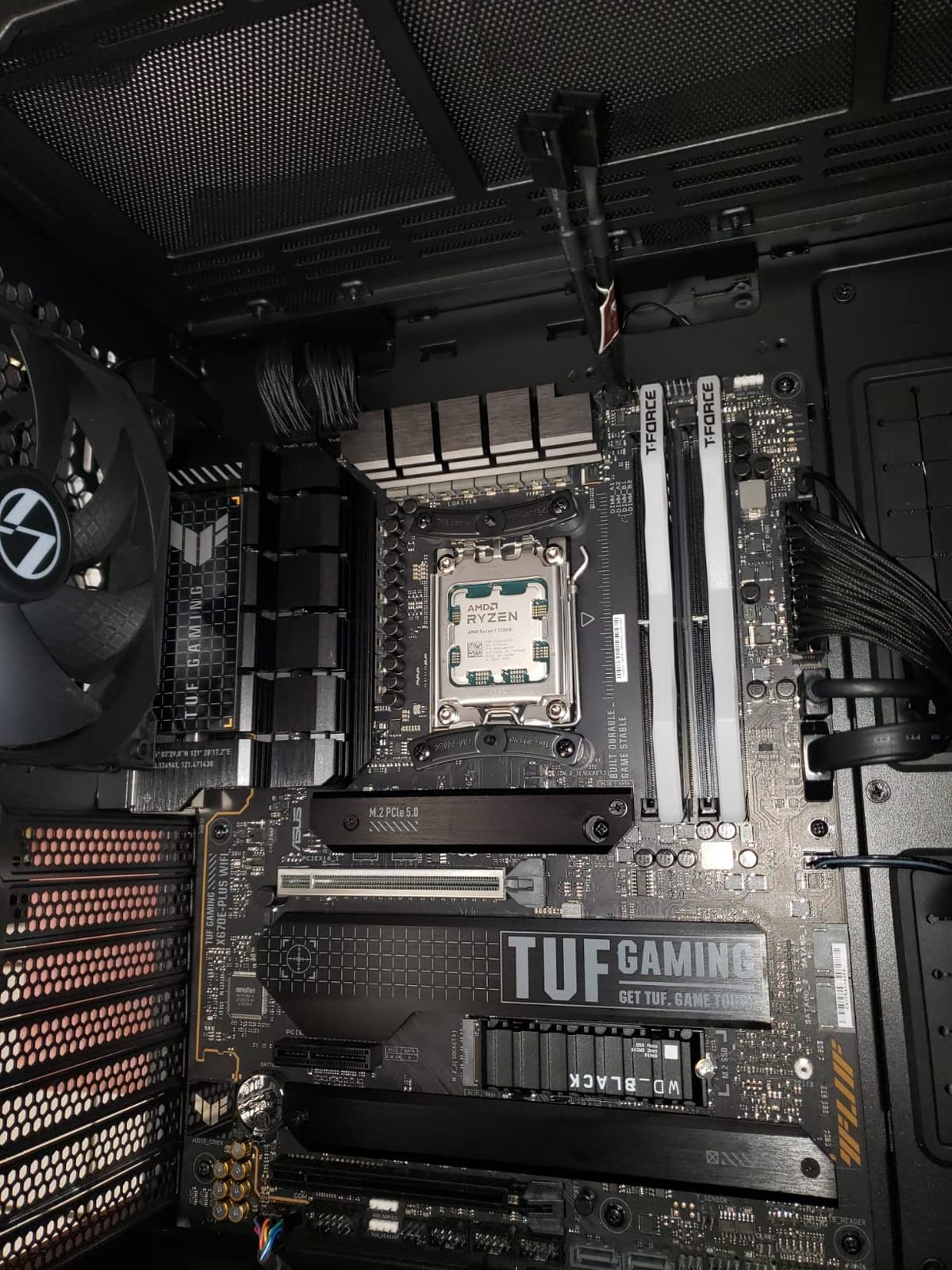ASUS TUF Gaming X670E-PLUS WiFi 6E Socket AM5 (LGA 1718) Ryzen 7000 ATX Gaming Motherboard (16 Power Stages, PCIe 5.0, DDR5 Memory, Four M.2 Slots, 2.5 Gb LAN, USB 4, Aura RGB Lighting) customer photo 1