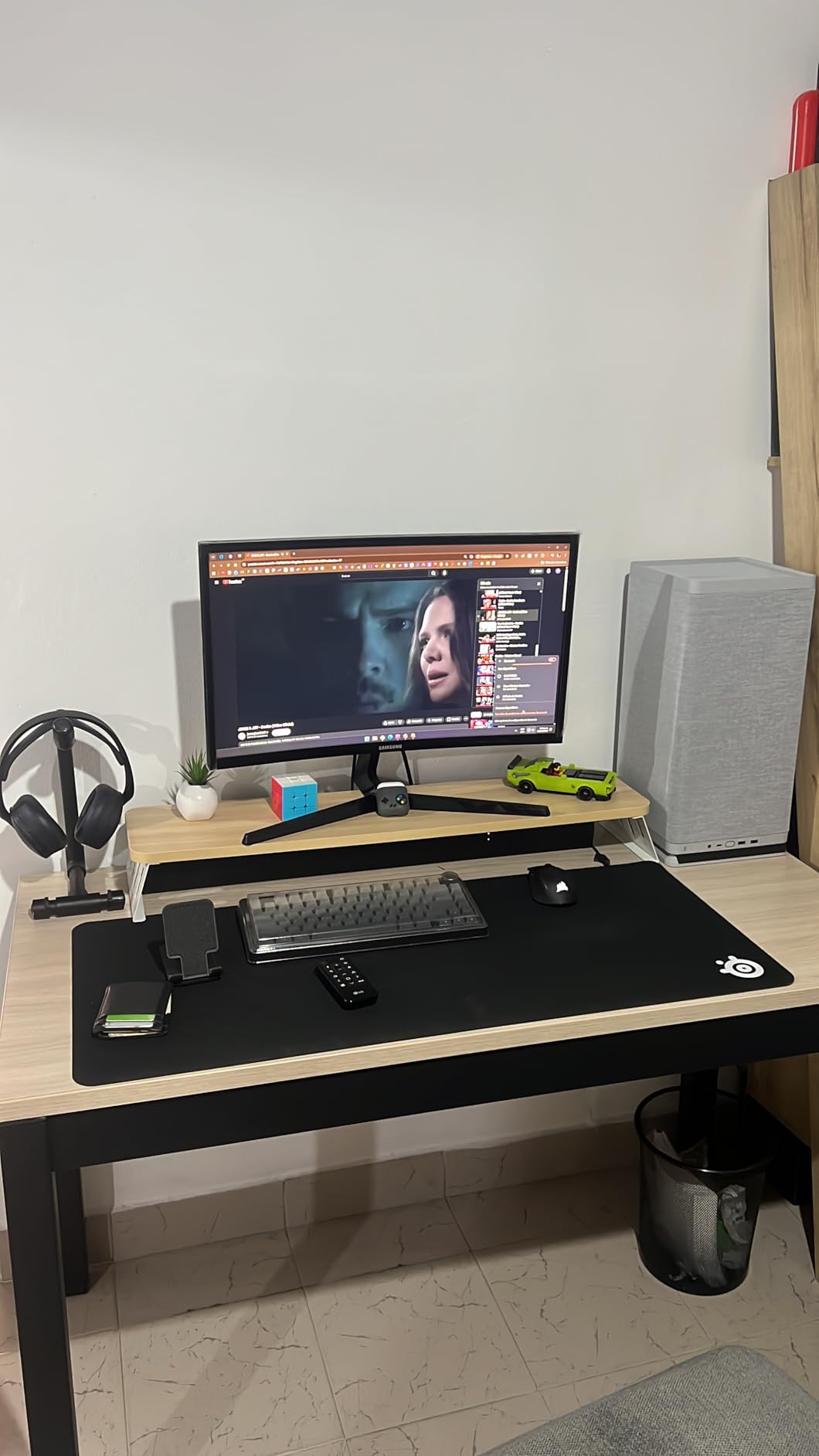 Fractal Design Mood Light Gray PC Case - Sleek Fabric Design, 180mm Top Fan, Conceals 325mm Graphics Card customer photo 2